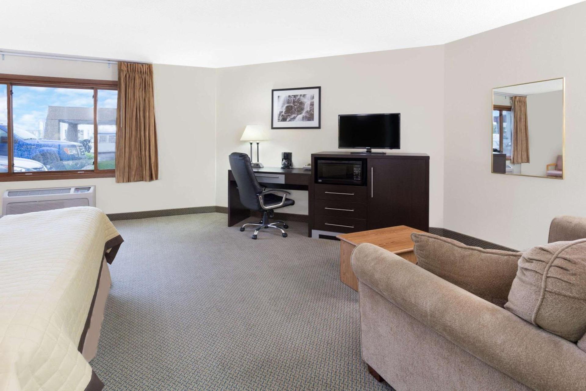 Baymont by Wyndham Green Bay photo 13