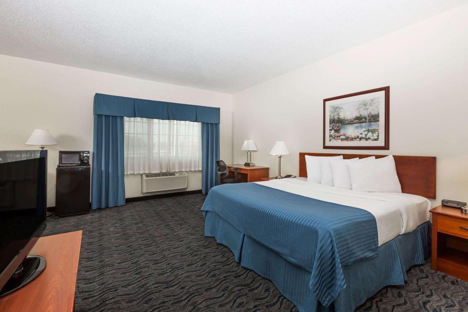 Baymont by Wyndham Des Moines Airport photo 28