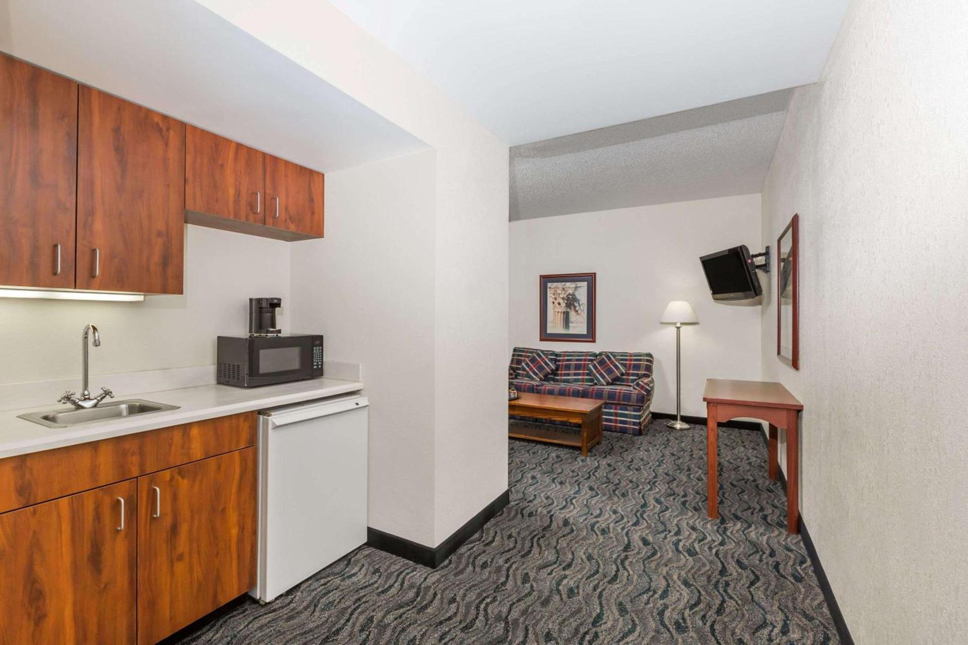 Baymont by Wyndham Des Moines Airport photo 27