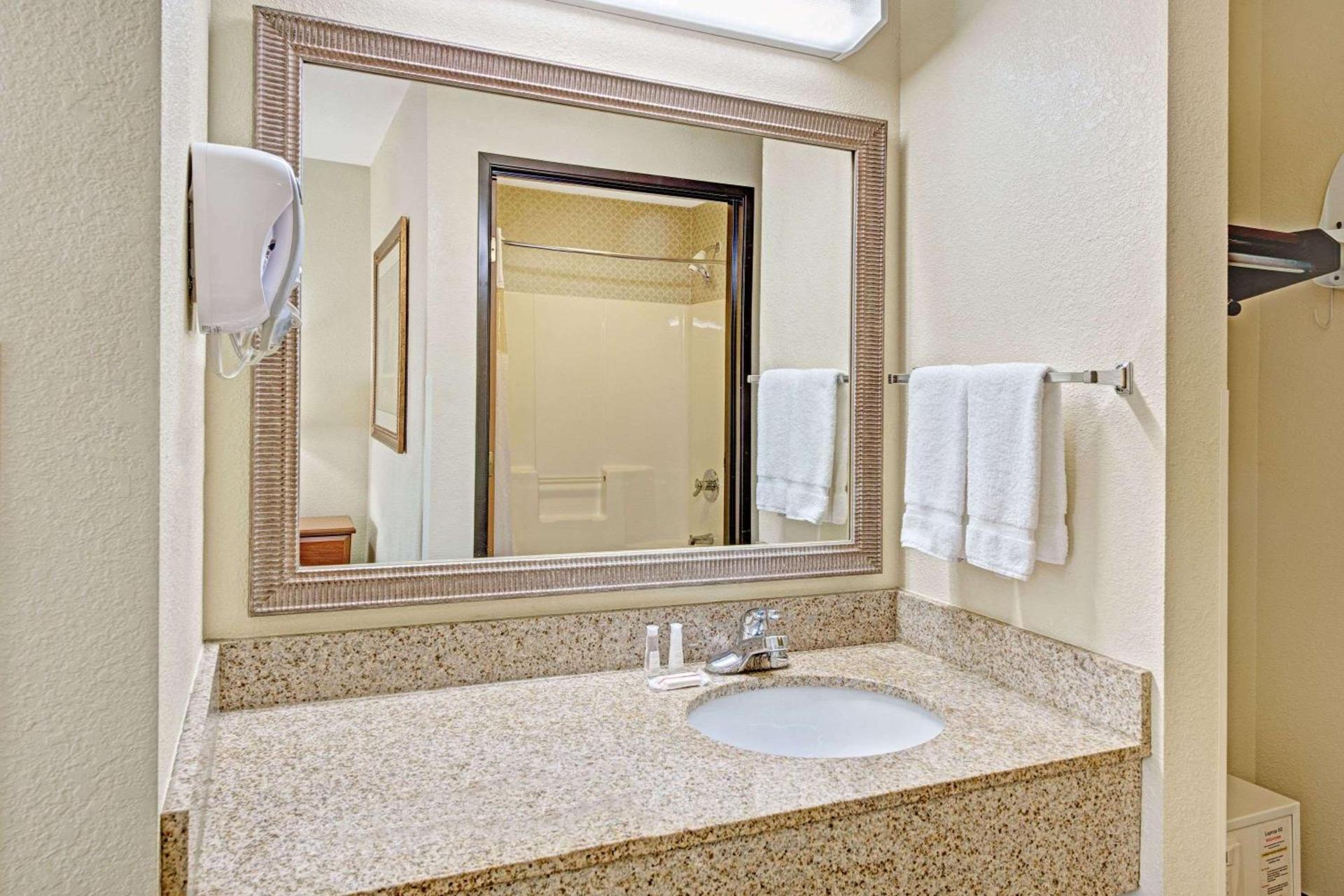 Baymont by Wyndham Indianapolis photo 15