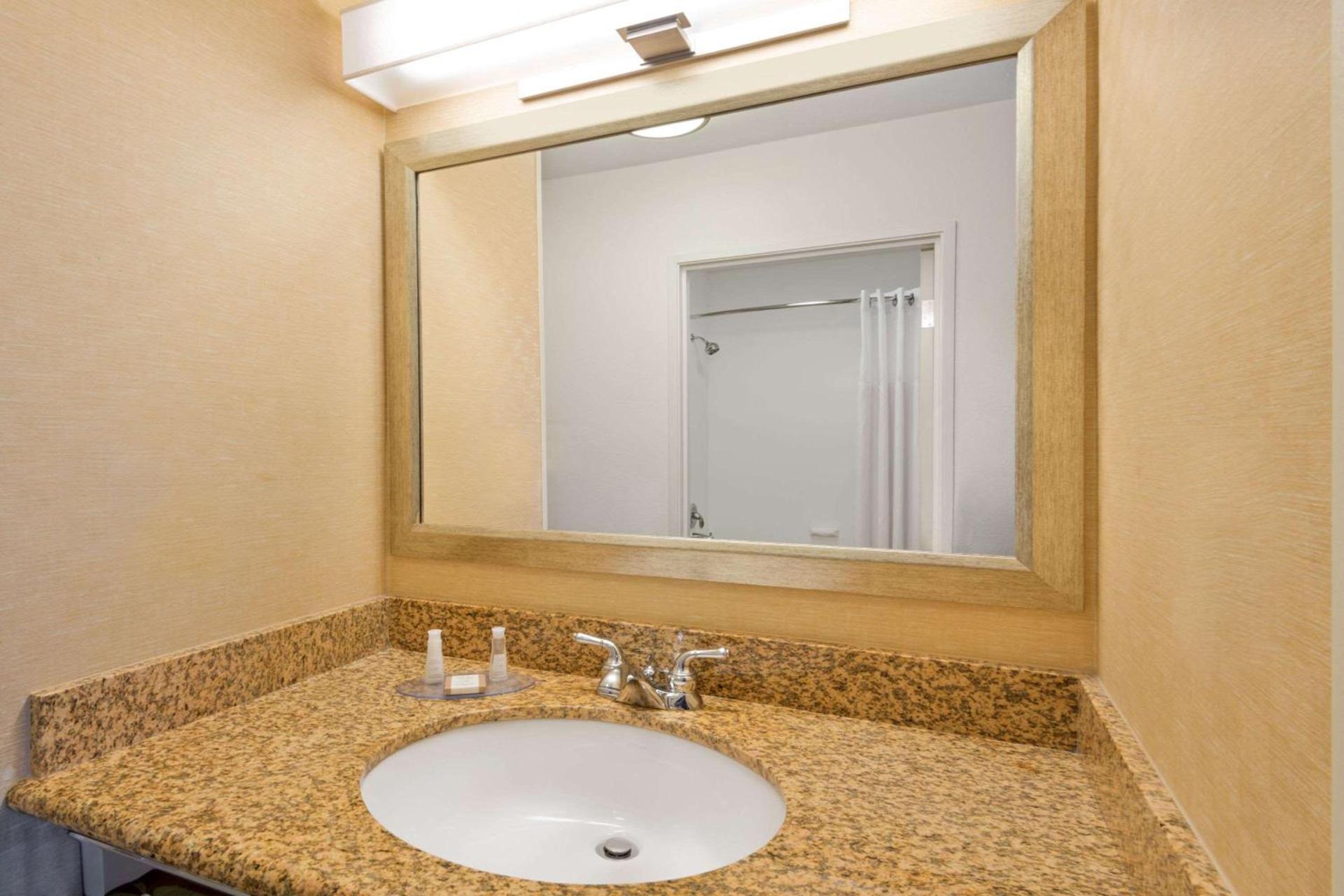 Baymont by Wyndham Denver International Airport photo 11