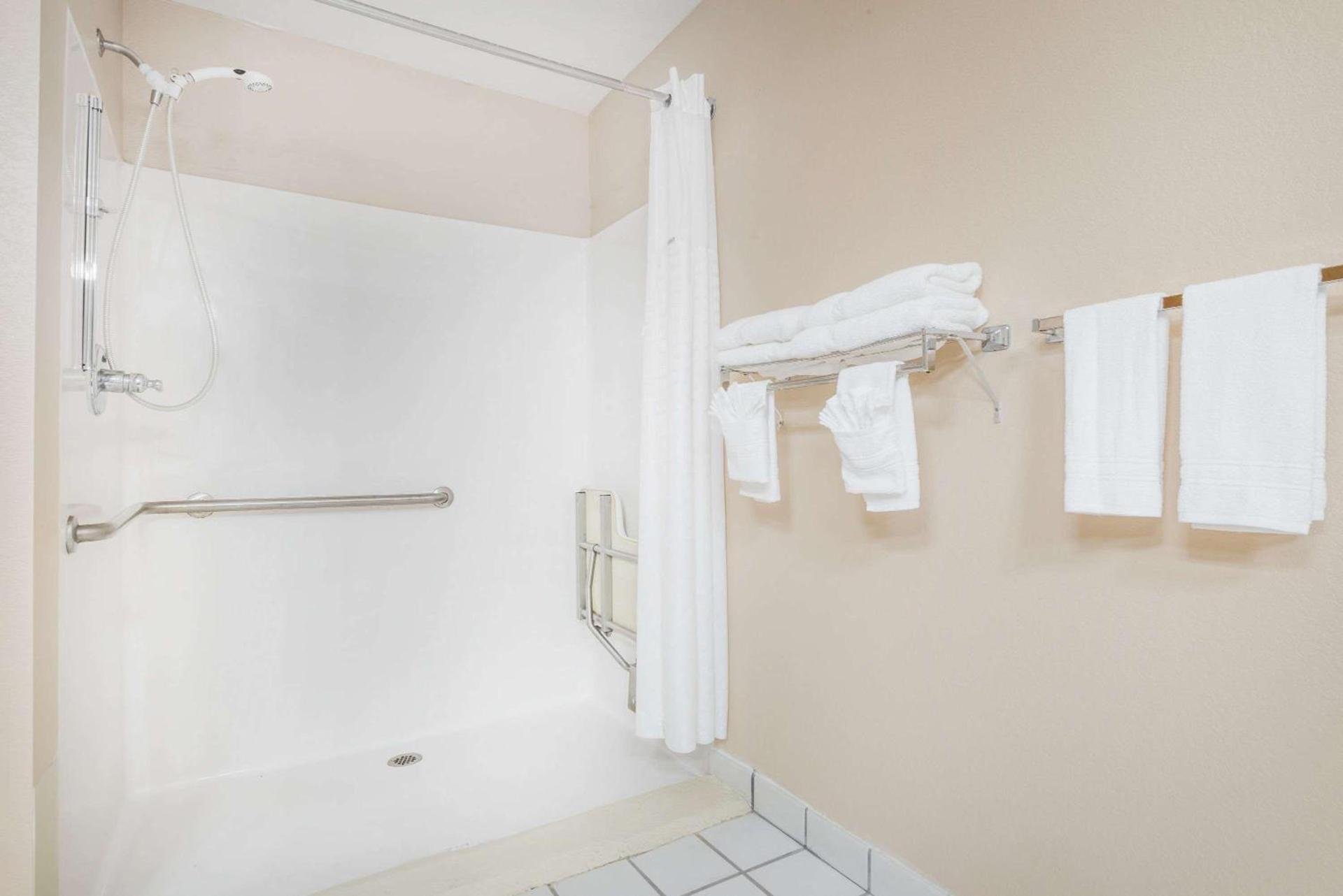 Baymont by Wyndham Plainfield/ Indianapolis Arpt Area photo 12