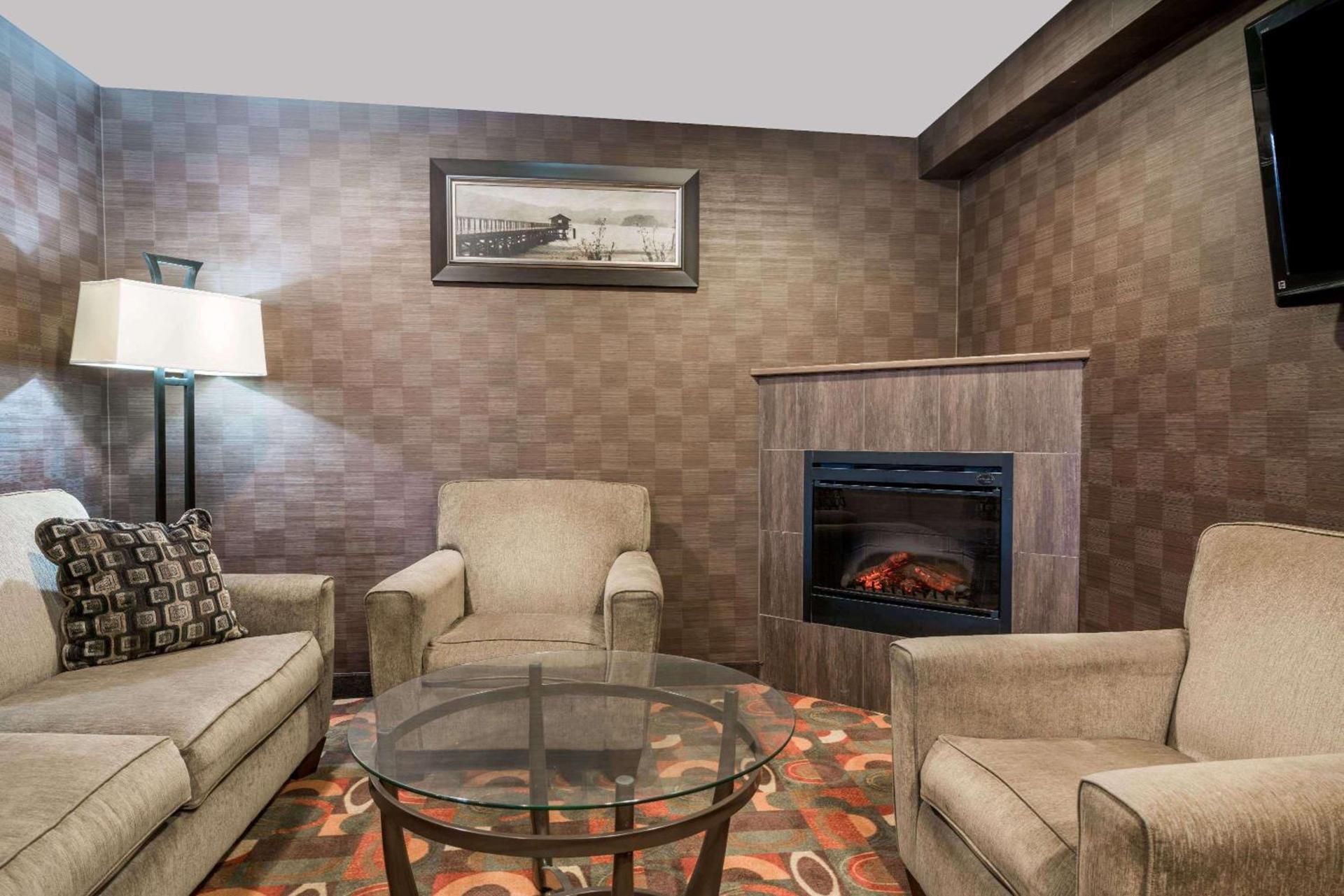 Baymont by Wyndham Eau Claire WI photo 3
