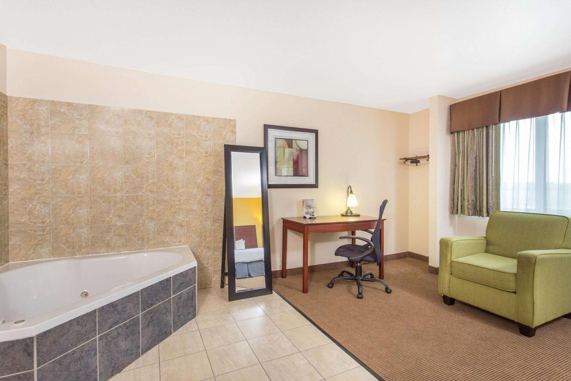 Baymont by Wyndham Dubuque photo 51