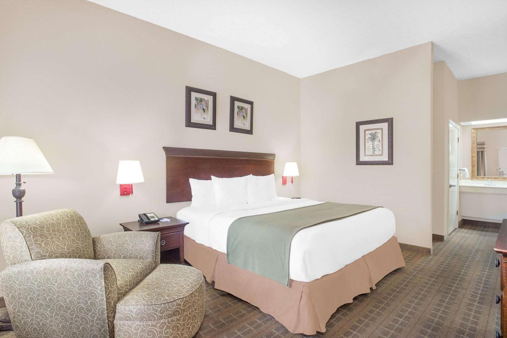 Baymont by Wyndham Crestview photo 5