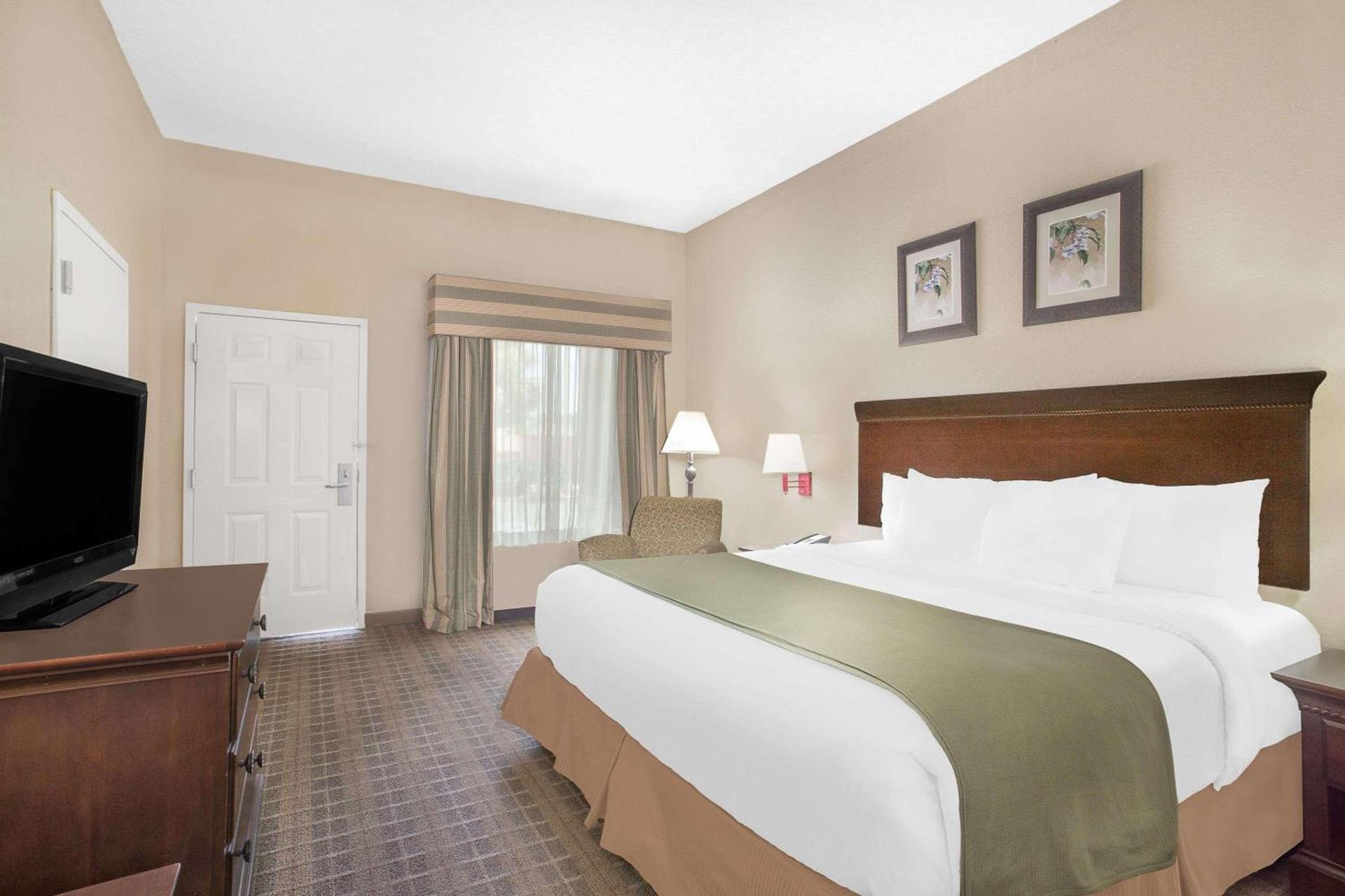 Baymont by Wyndham Crestview photo 13