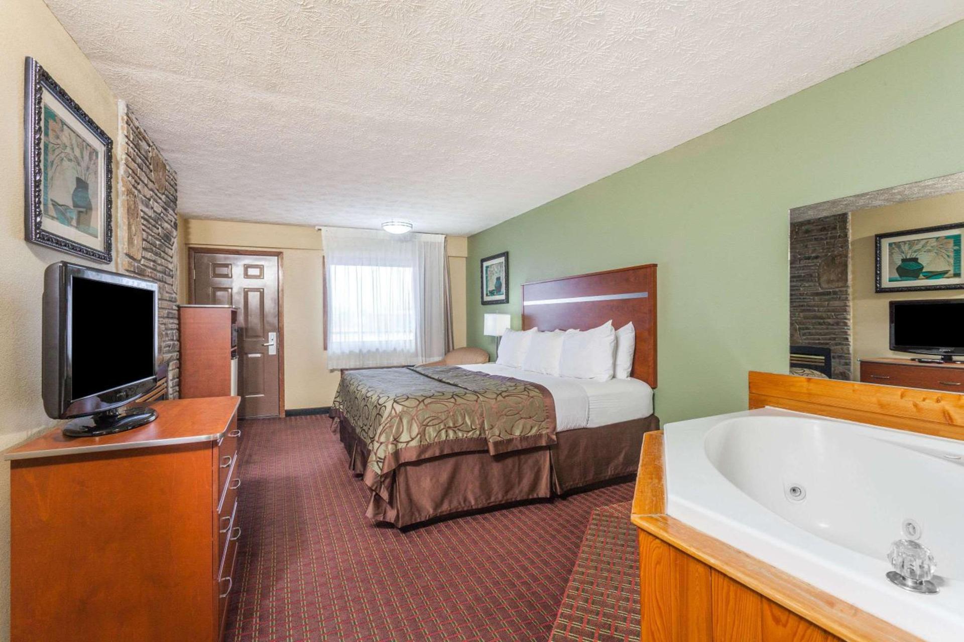 Baymont by Wyndham Pigeon Forge near Island Drive photo 41