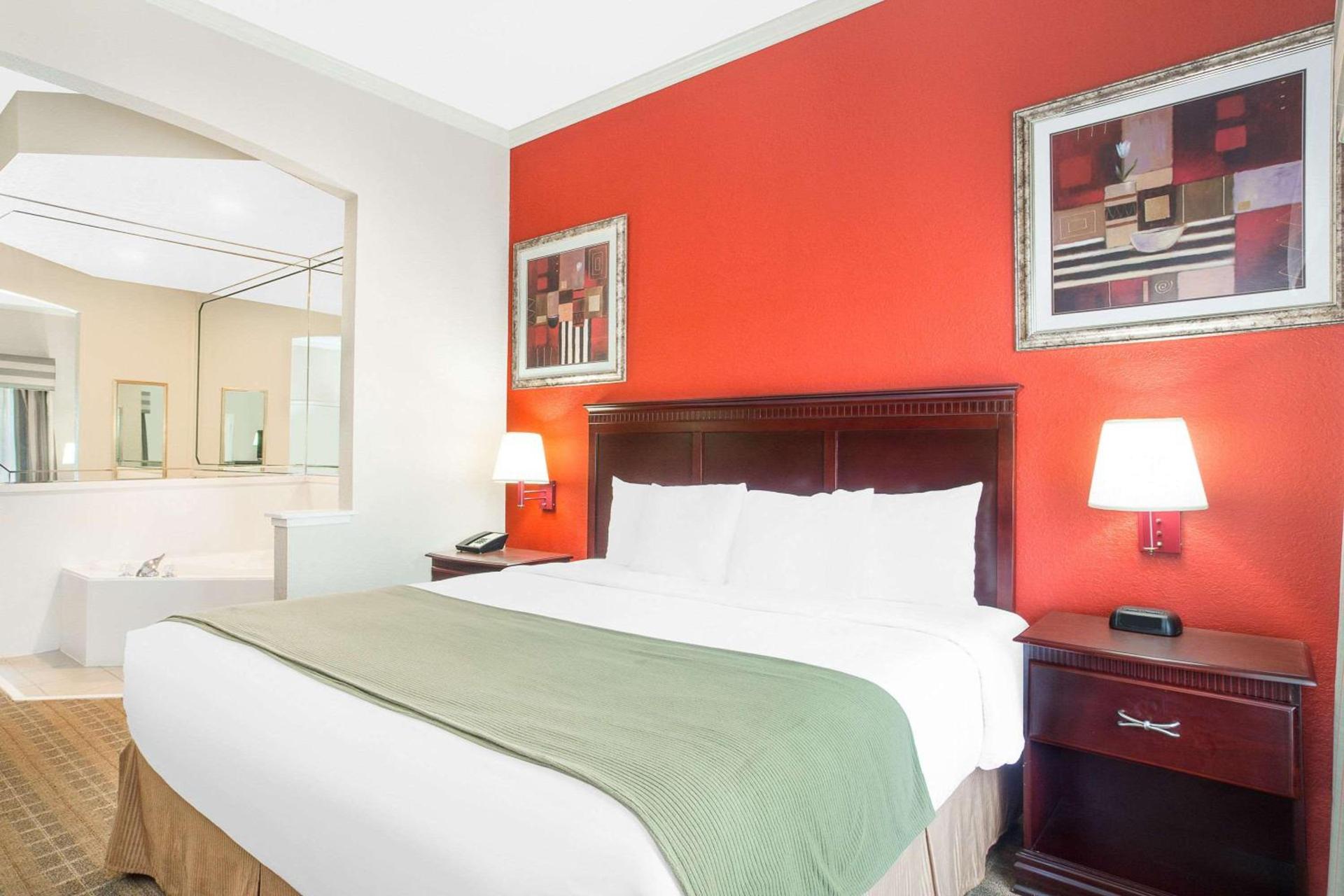 Baymont by Wyndham Crestview photo 15