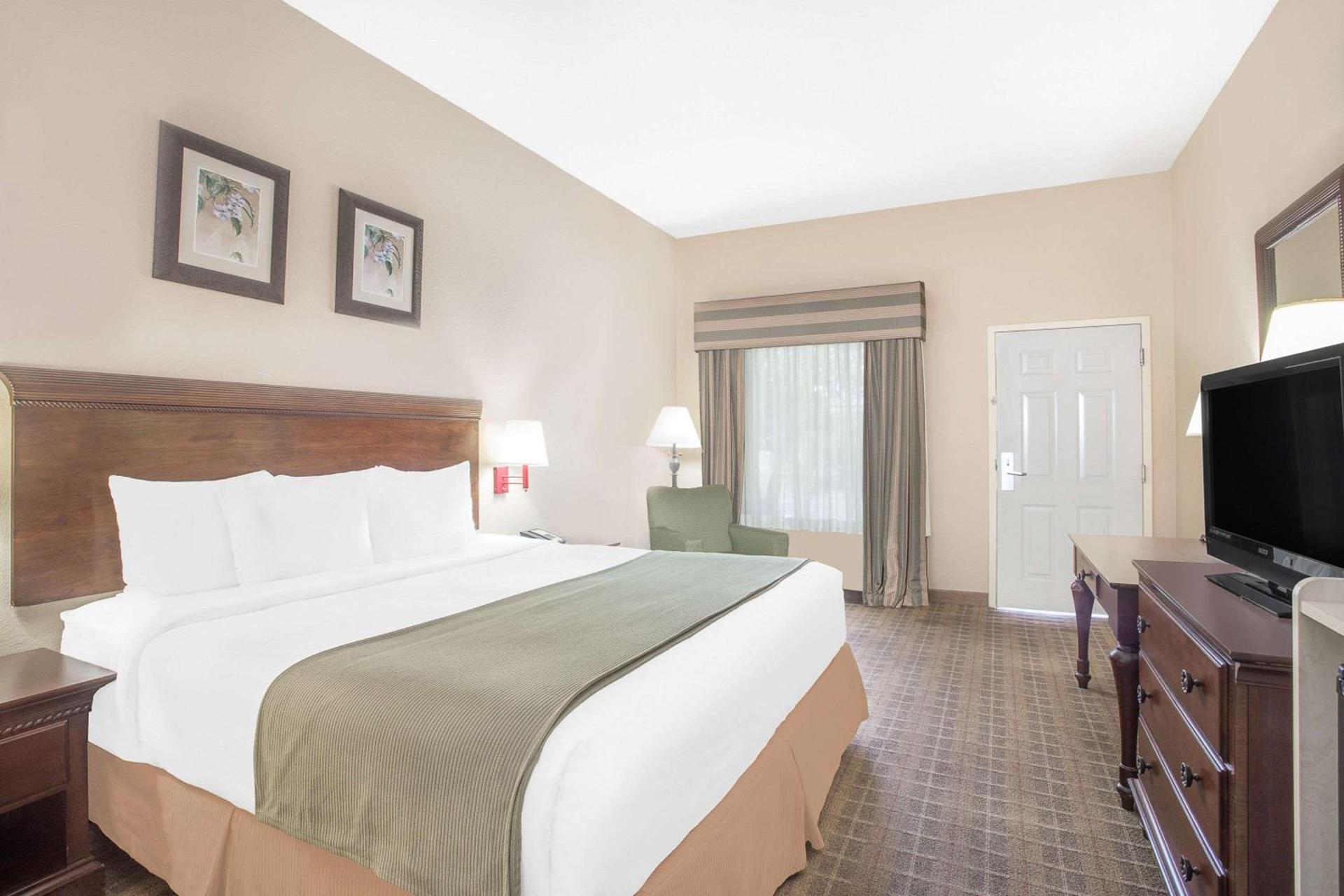 Baymont by Wyndham Crestview photo 8