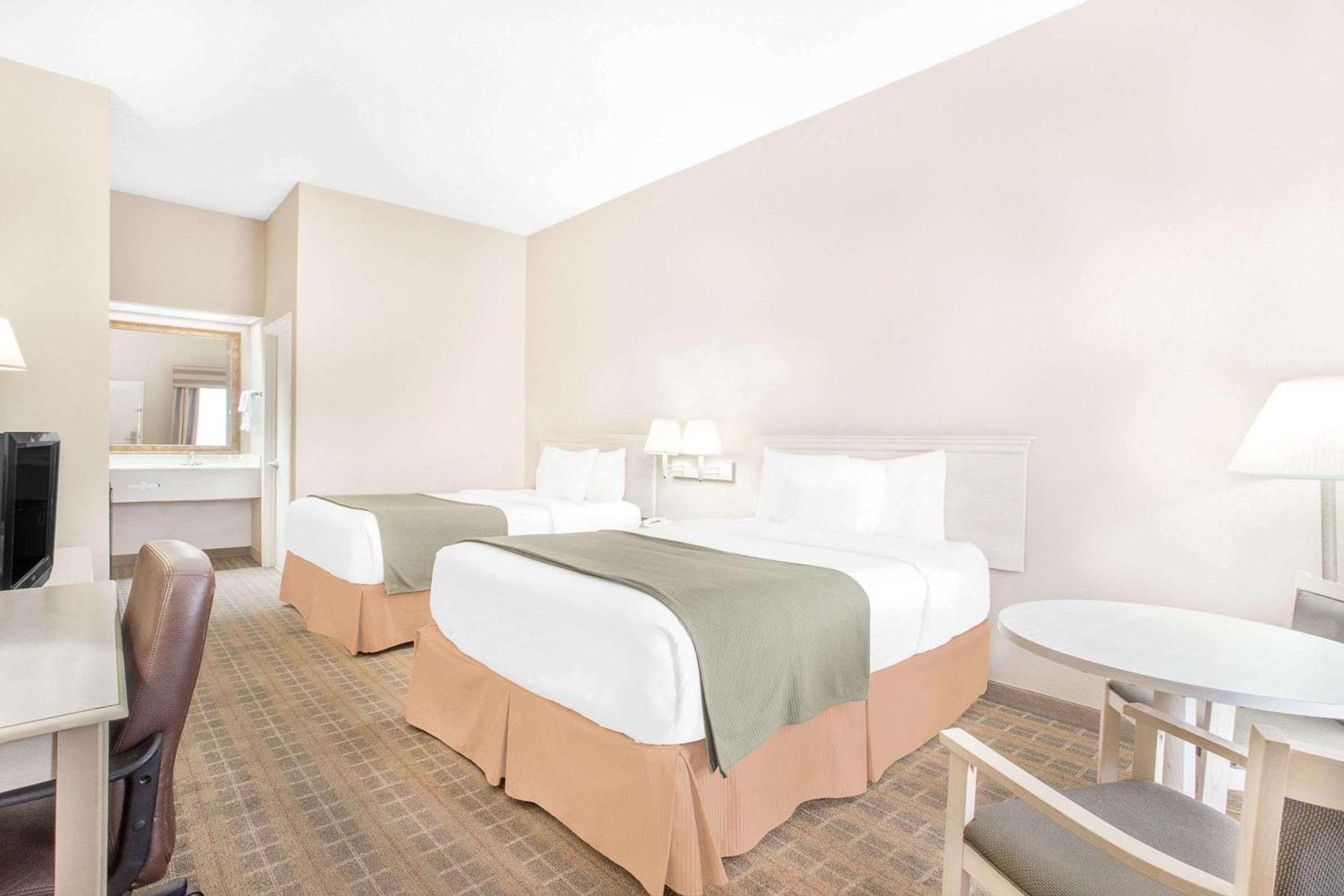 Baymont by Wyndham Crestview photo 9