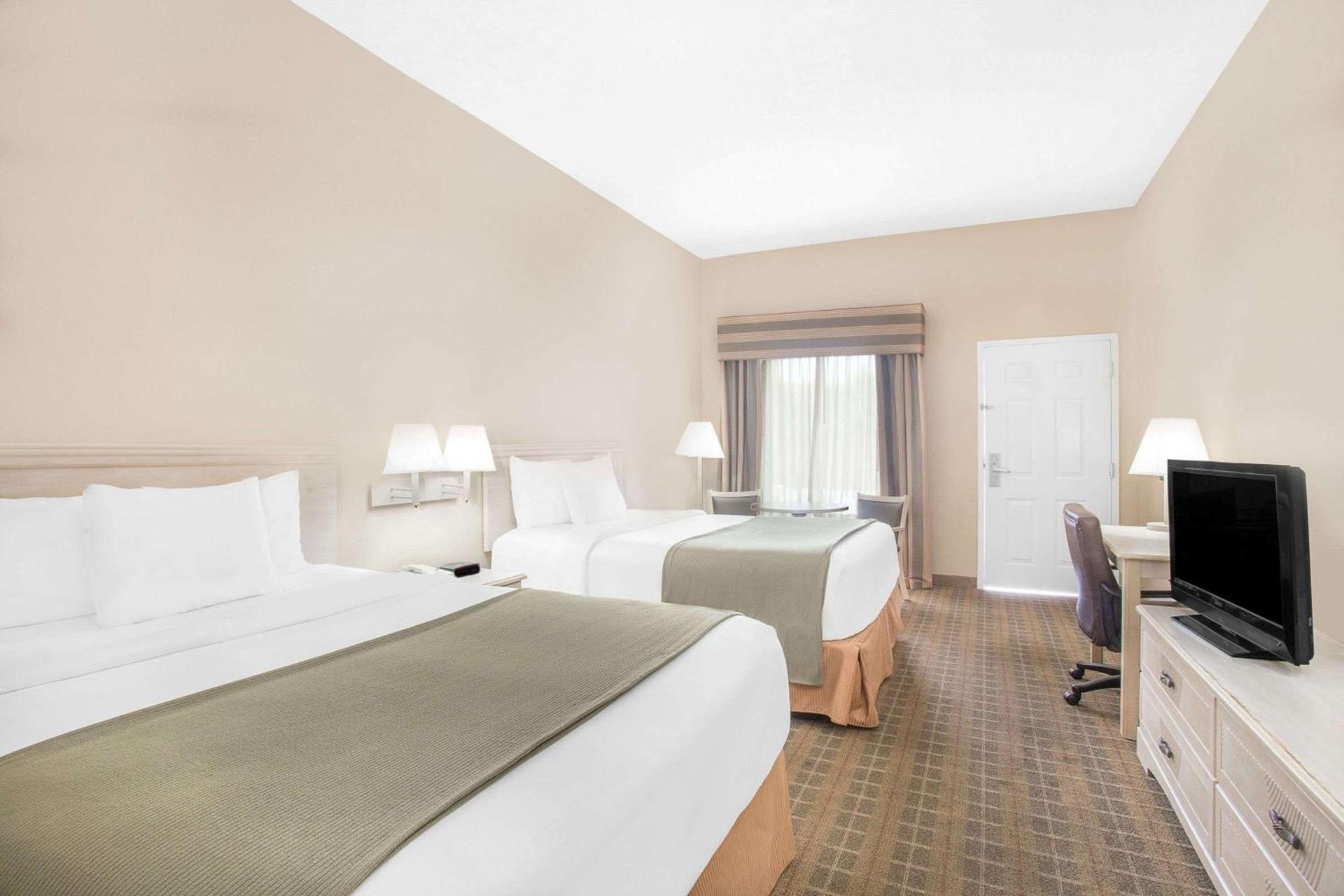 Baymont by Wyndham Crestview photo 11