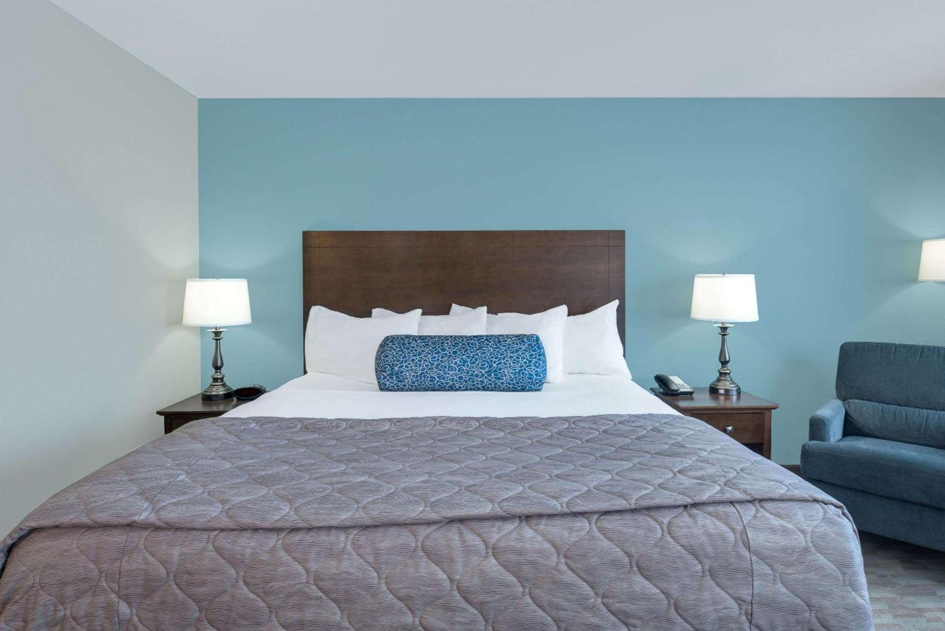 Baymont by Wyndham Minot photo 41