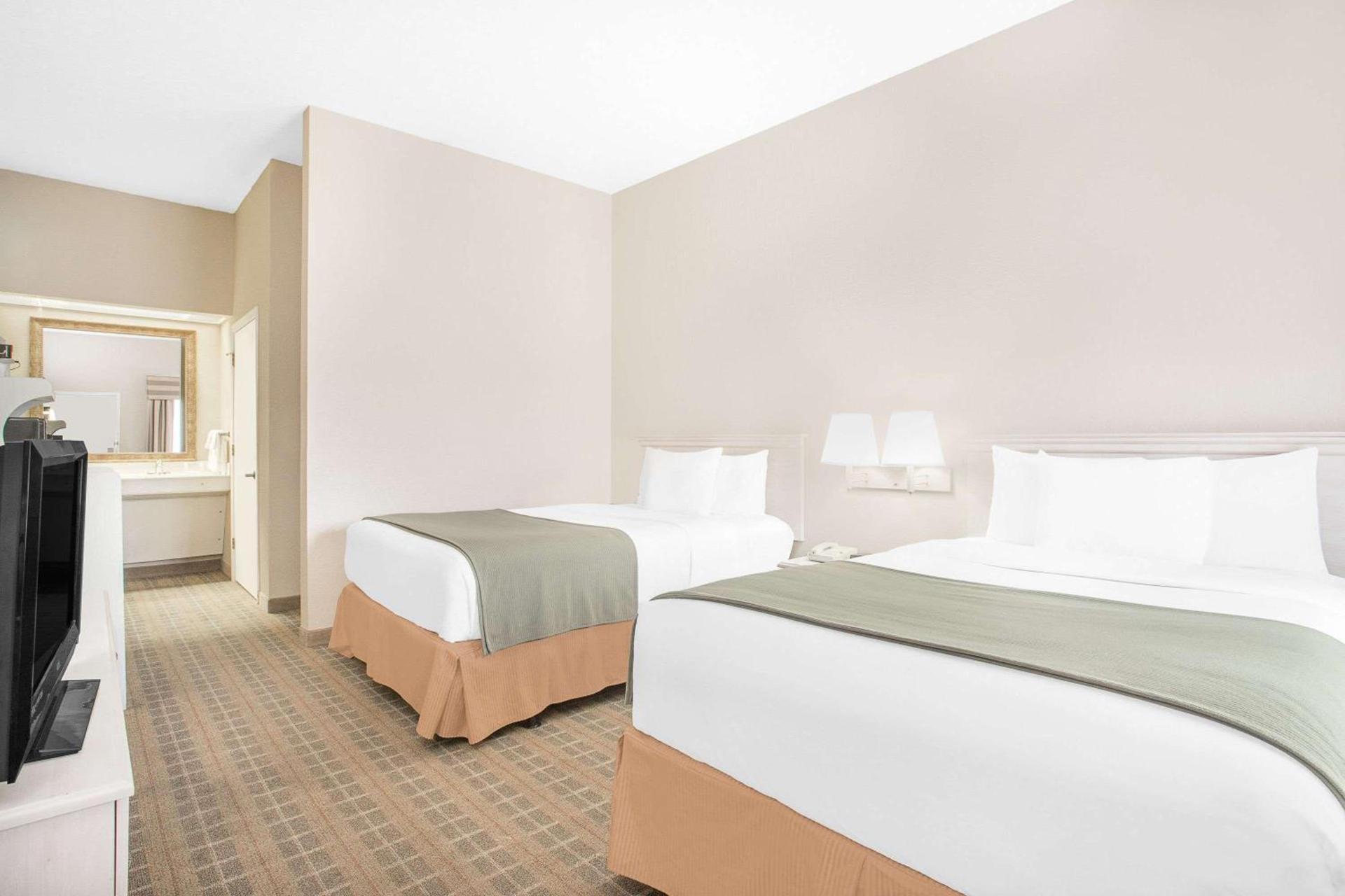 Baymont by Wyndham Crestview photo 14