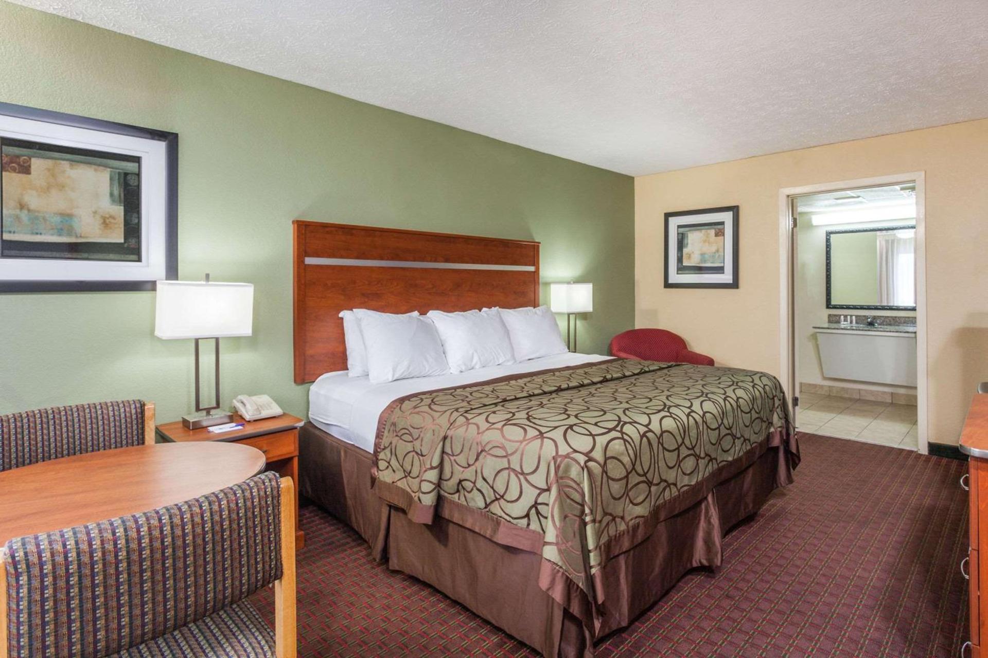 Baymont by Wyndham Pigeon Forge near Island Drive photo 34