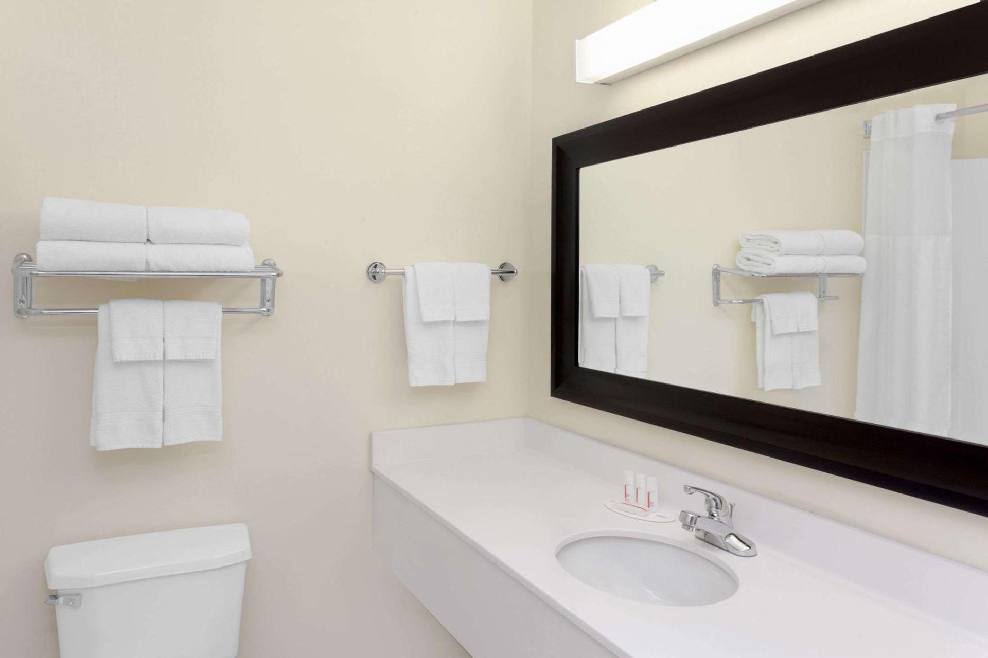 Baymont by Wyndham Fort Wayne photo 11