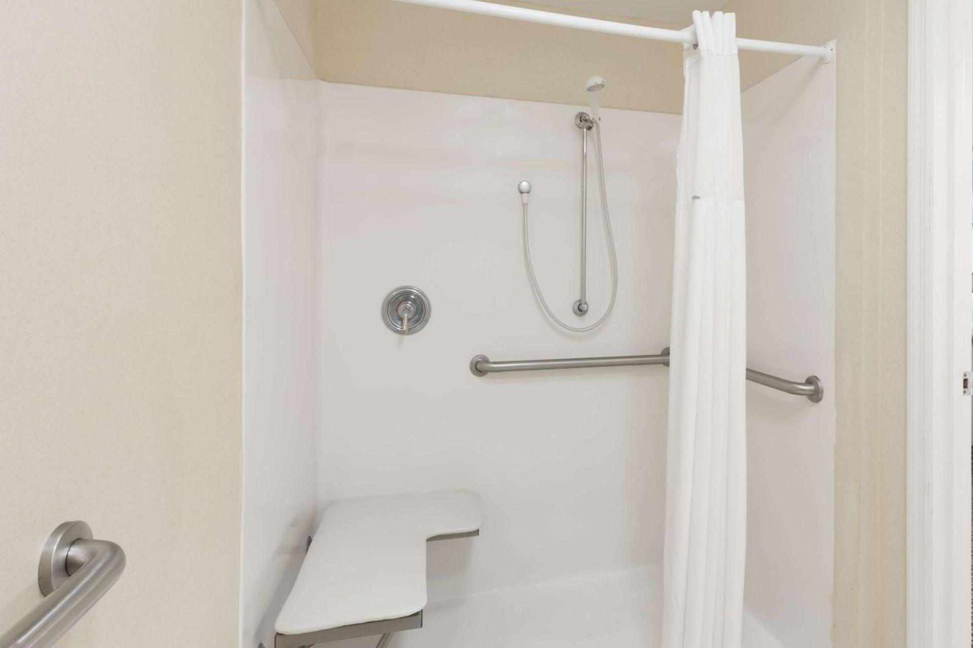 Baymont by Wyndham Lakeland photo 10