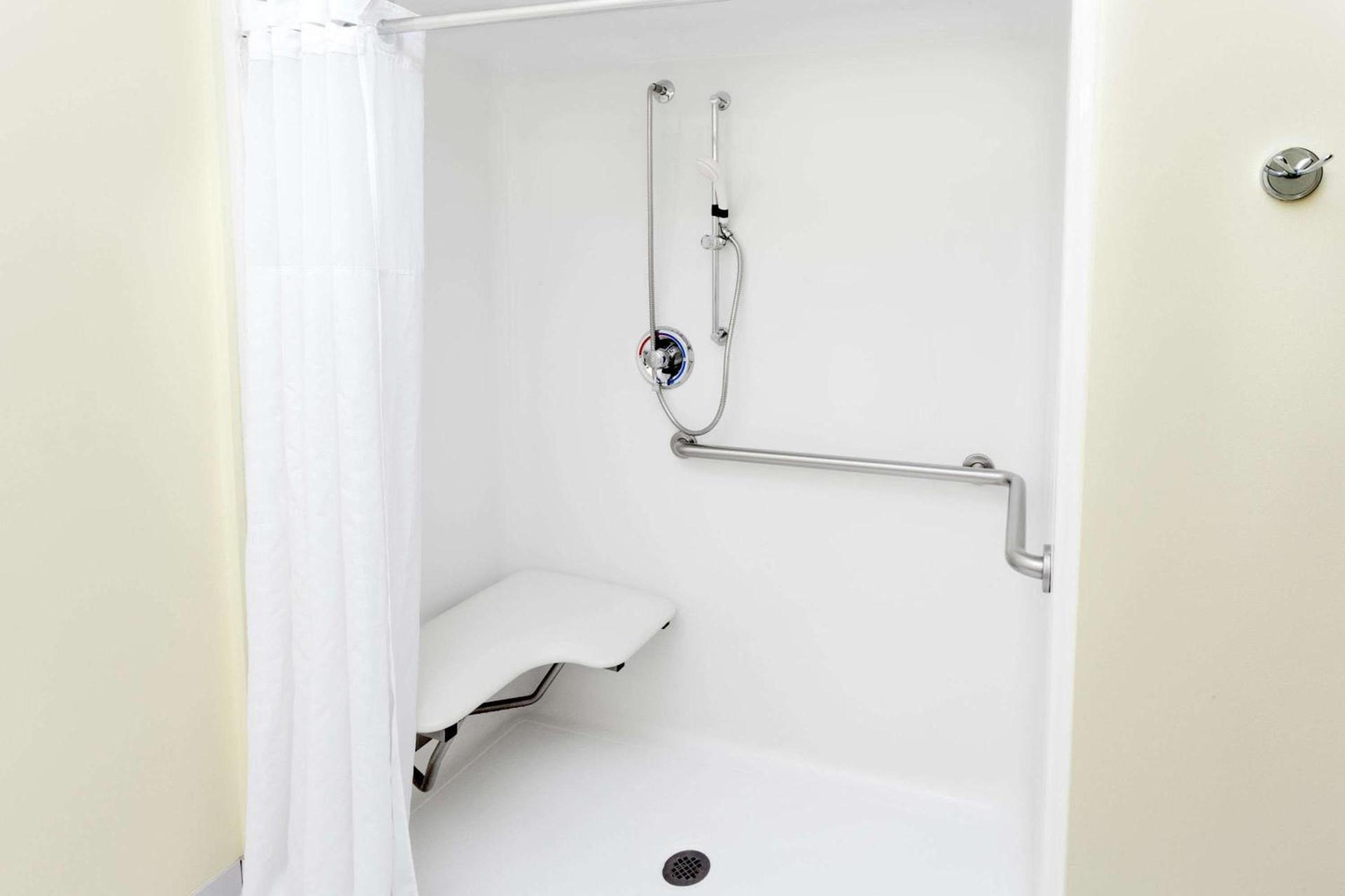Baymont by Wyndham Fort Wayne photo 9