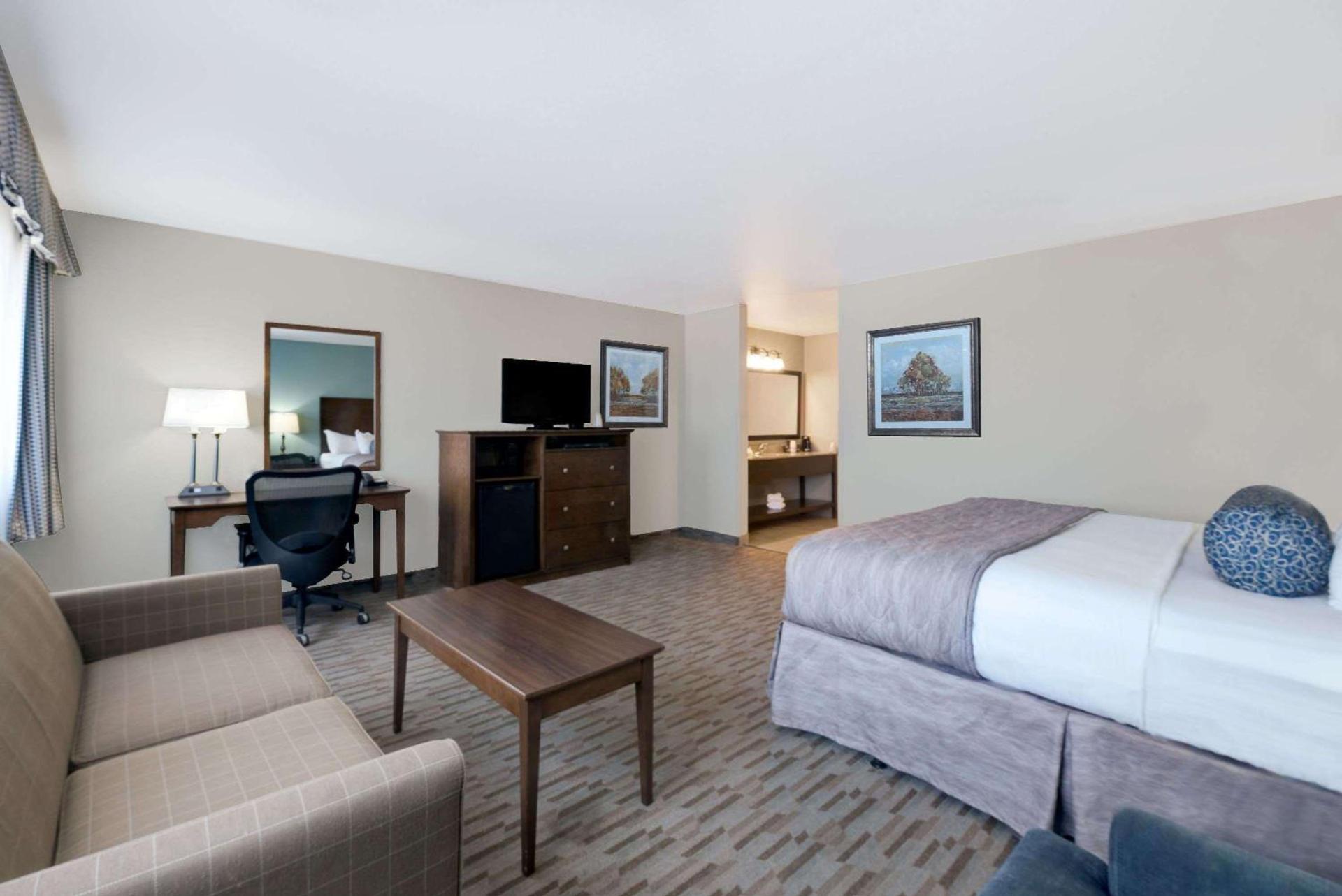 Baymont by Wyndham Minot photo 31
