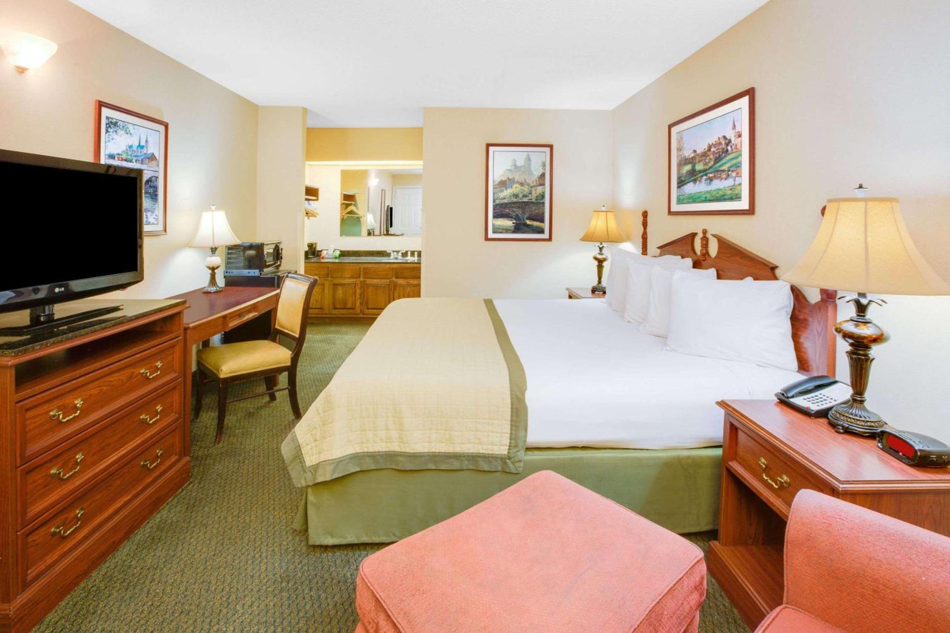 Baymont by Wyndham Ozark photo 19