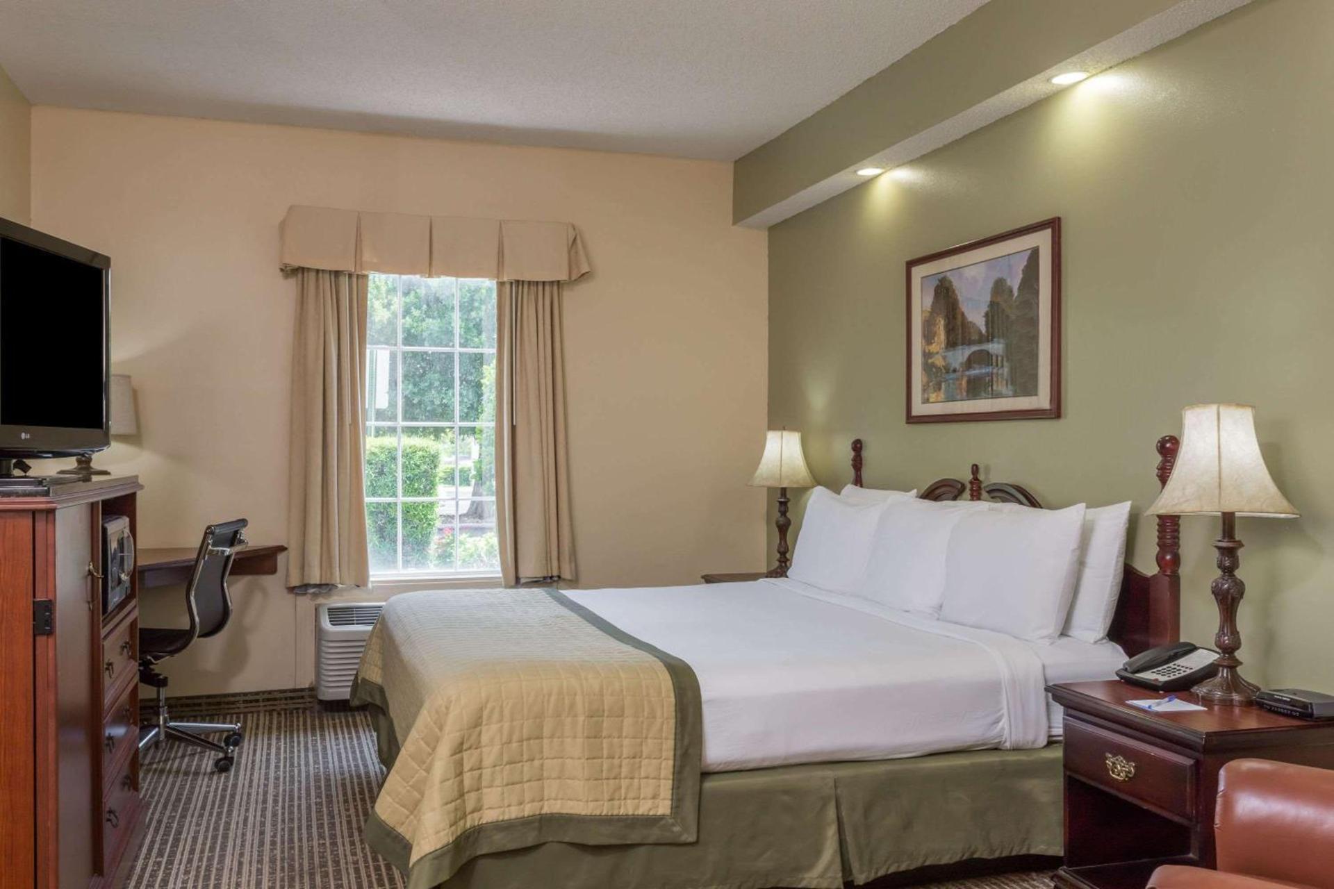 Baymont by Wyndham Lakeland photo 6