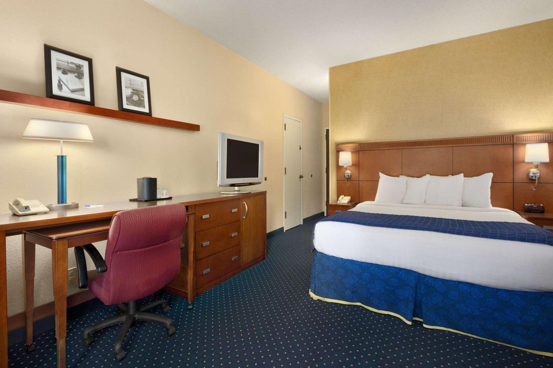 Baymont by Wyndham Columbia Northwest photo 17