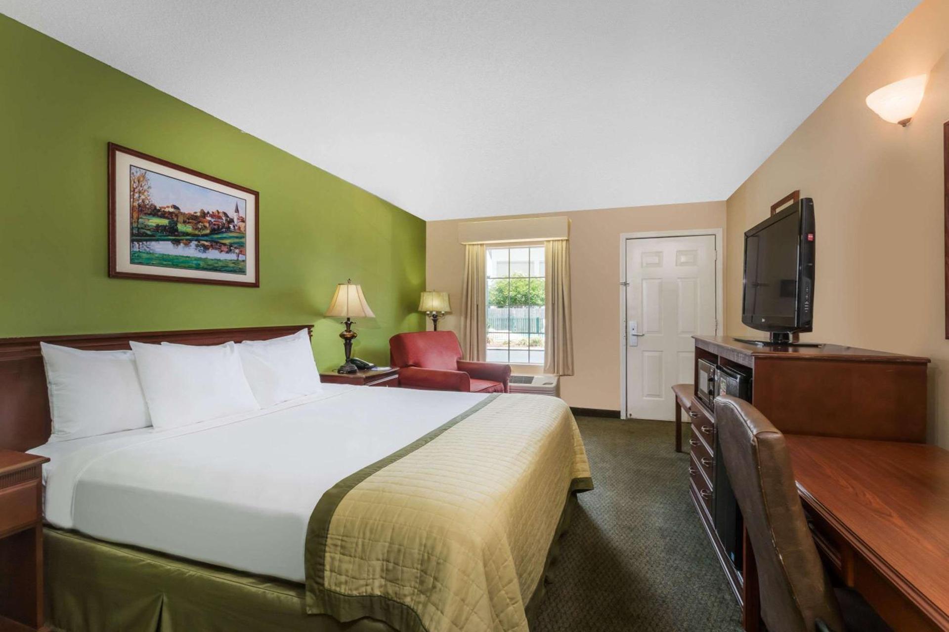 Baymont by Wyndham Waycross photo 2