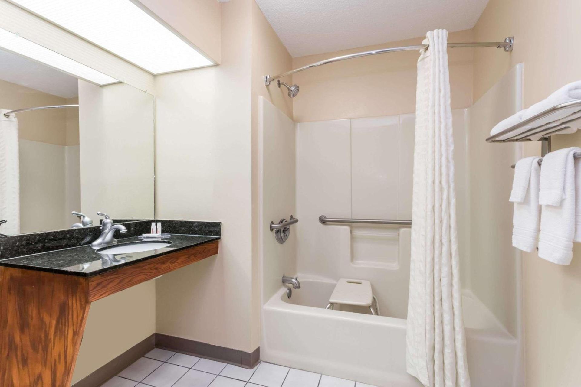 Baymont by Wyndham Waycross photo 27