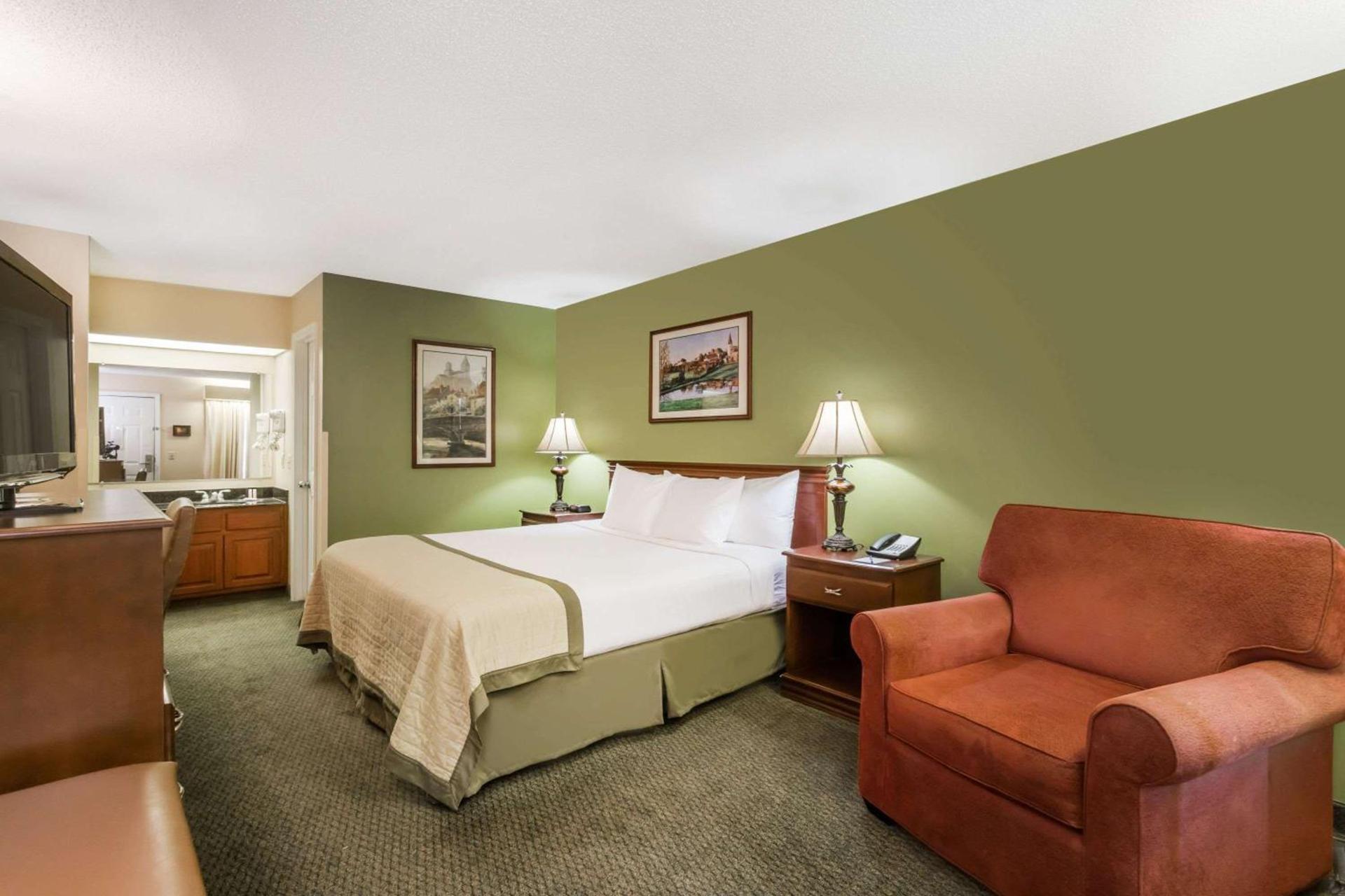 Baymont by Wyndham Waycross photo 25