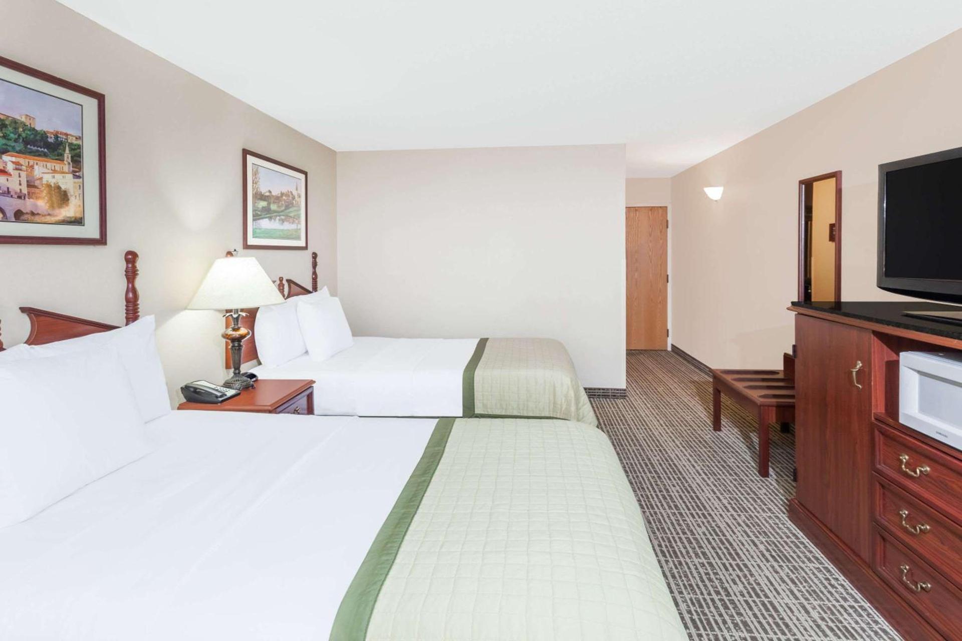 Baymont by Wyndham Elkhart photo 16