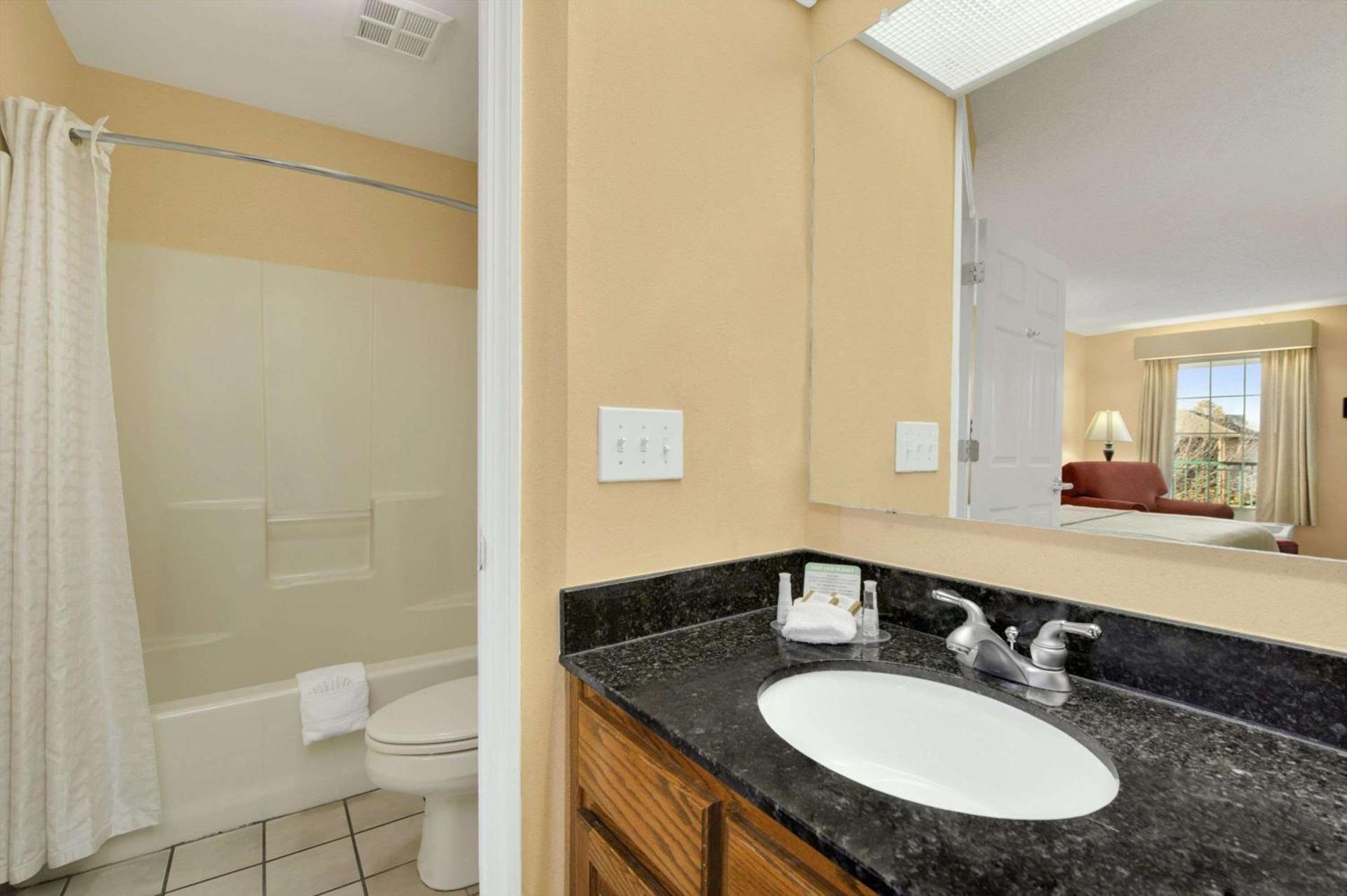Baymont by Wyndham Warner Robins photo 9