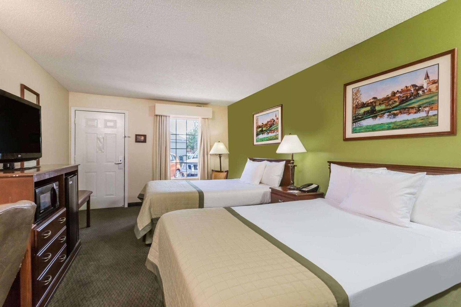 Baymont by Wyndham Waycross photo 23