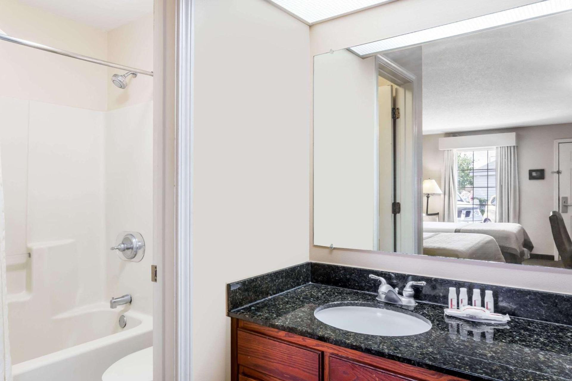 Baymont by Wyndham Waycross photo 19