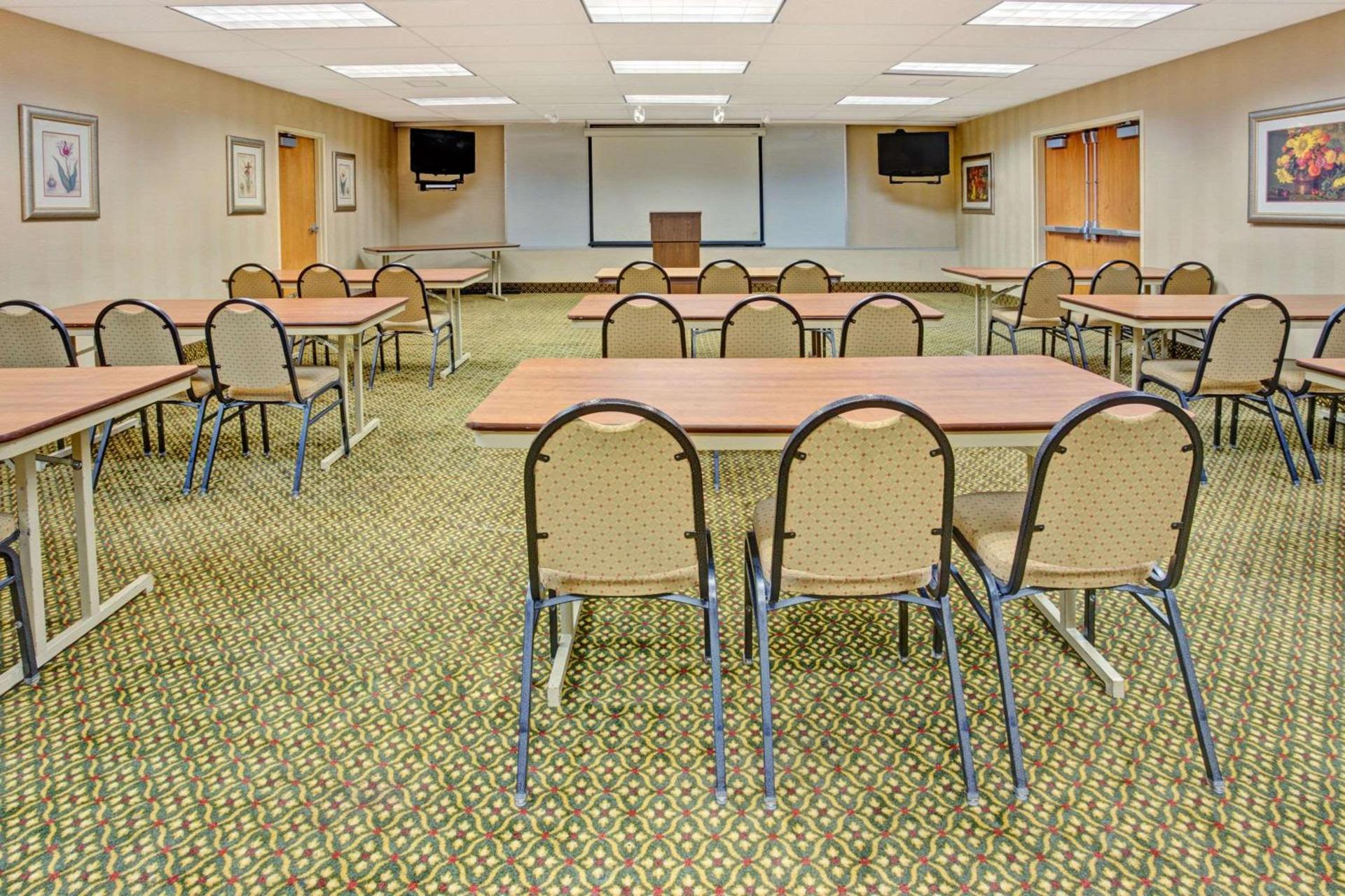 Baymont by Wyndham Indianapolis West photo 10