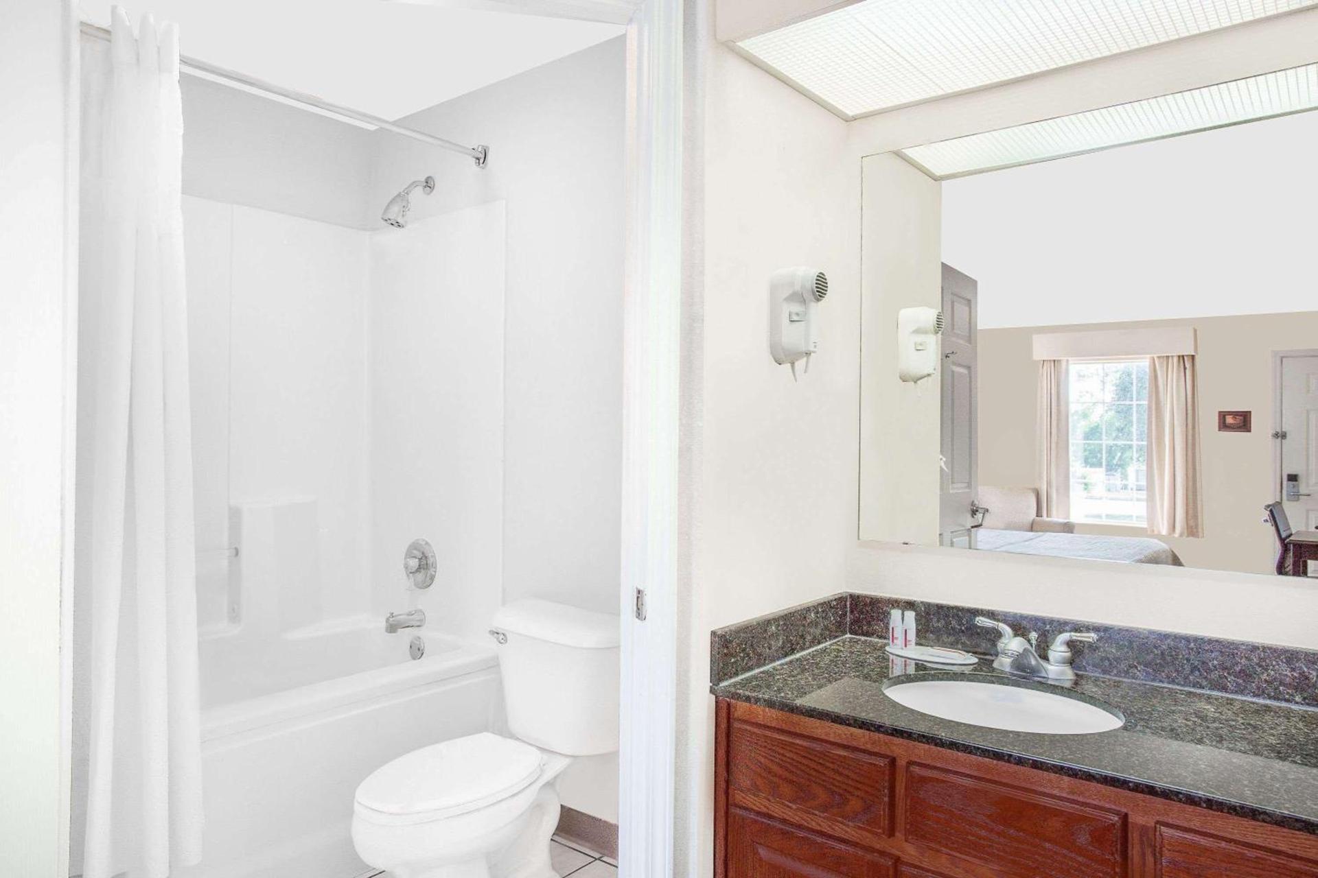 Baymont by Wyndham Roanoke Rapids photo 14