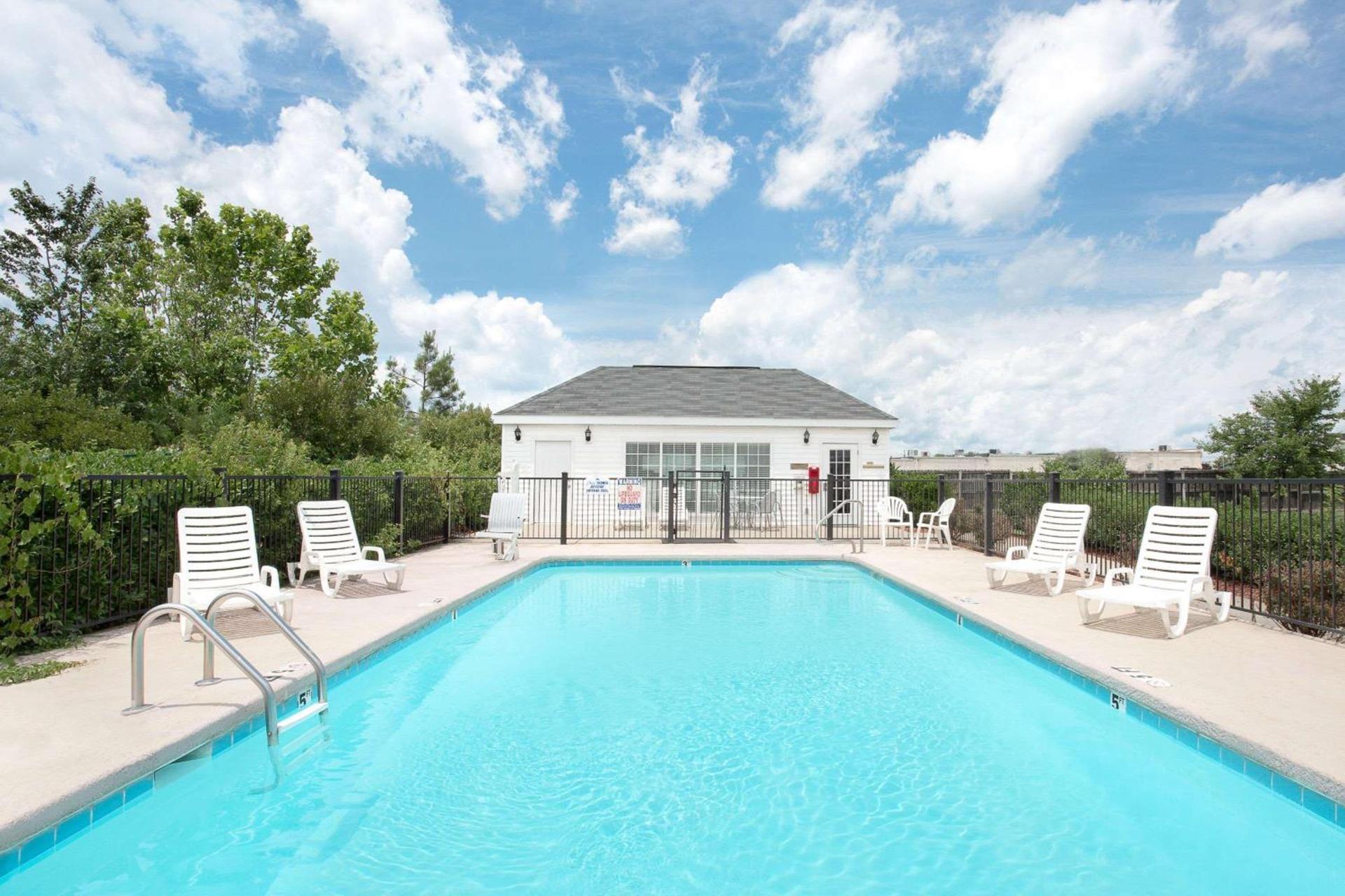 Baymont by Wyndham Roanoke Rapids photo 13