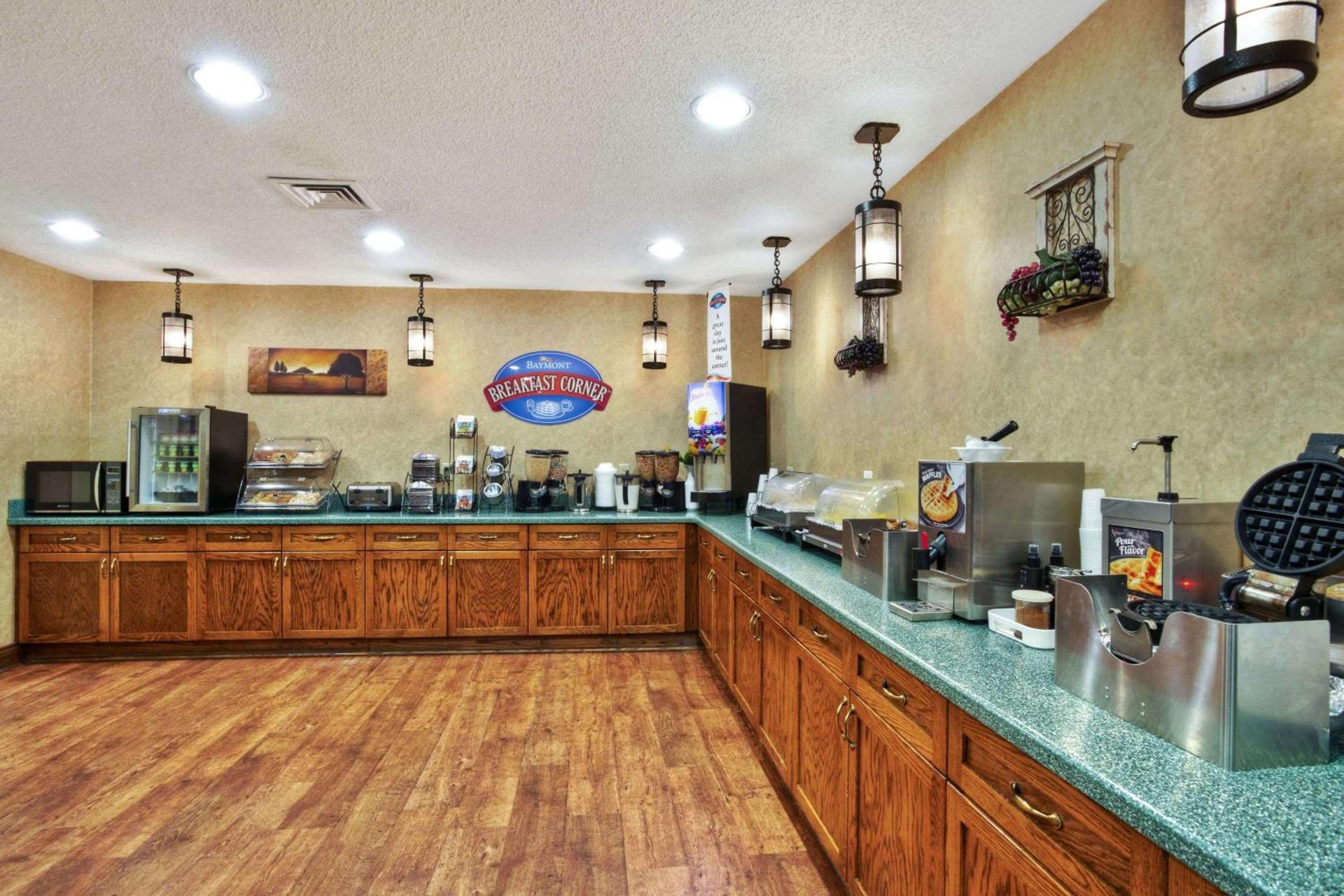 Baymont by Wyndham Knoxville/Cedar Bluff photo 19