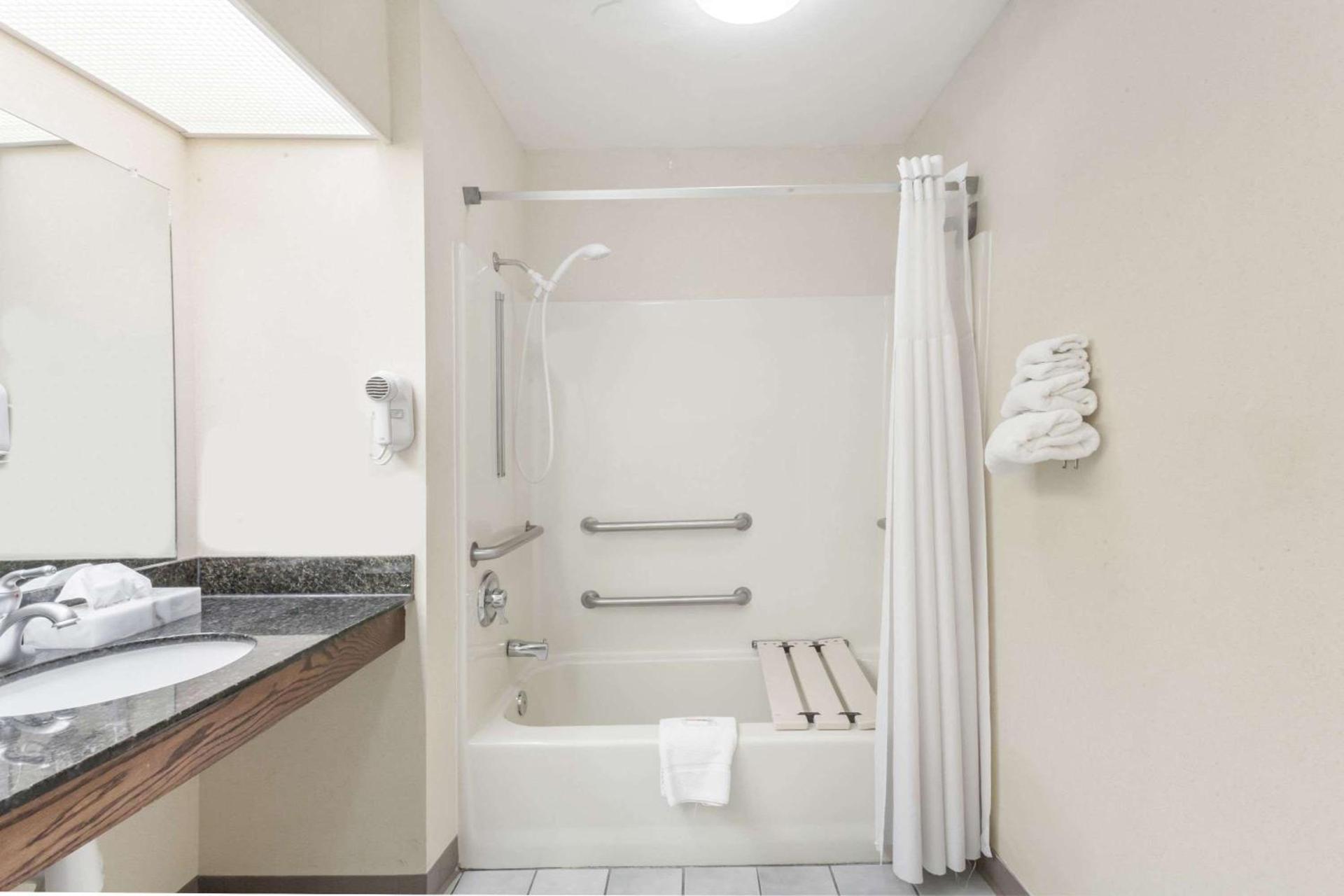 Baymont by Wyndham Hickory photo 11