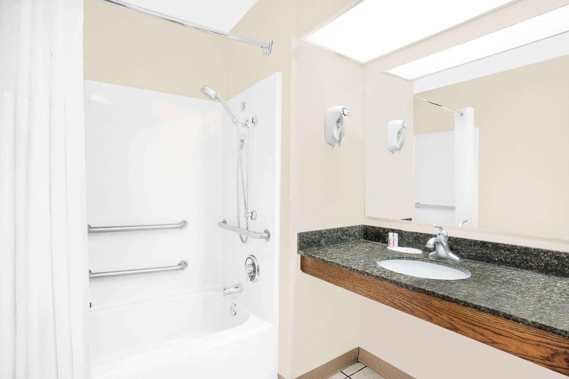 Baymont by Wyndham Roanoke Rapids photo 11