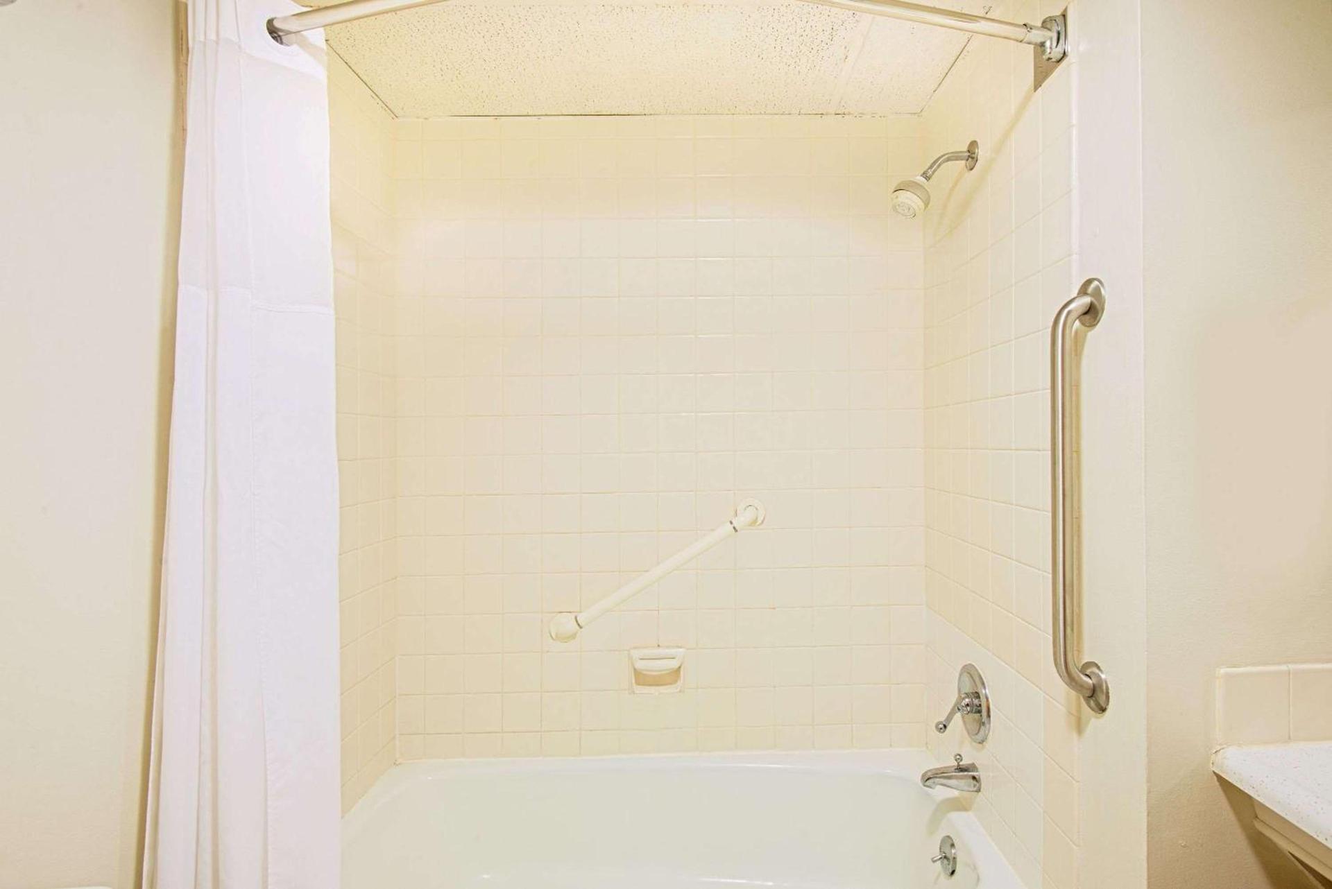 Baymont by Wyndham Sandusky photo 33