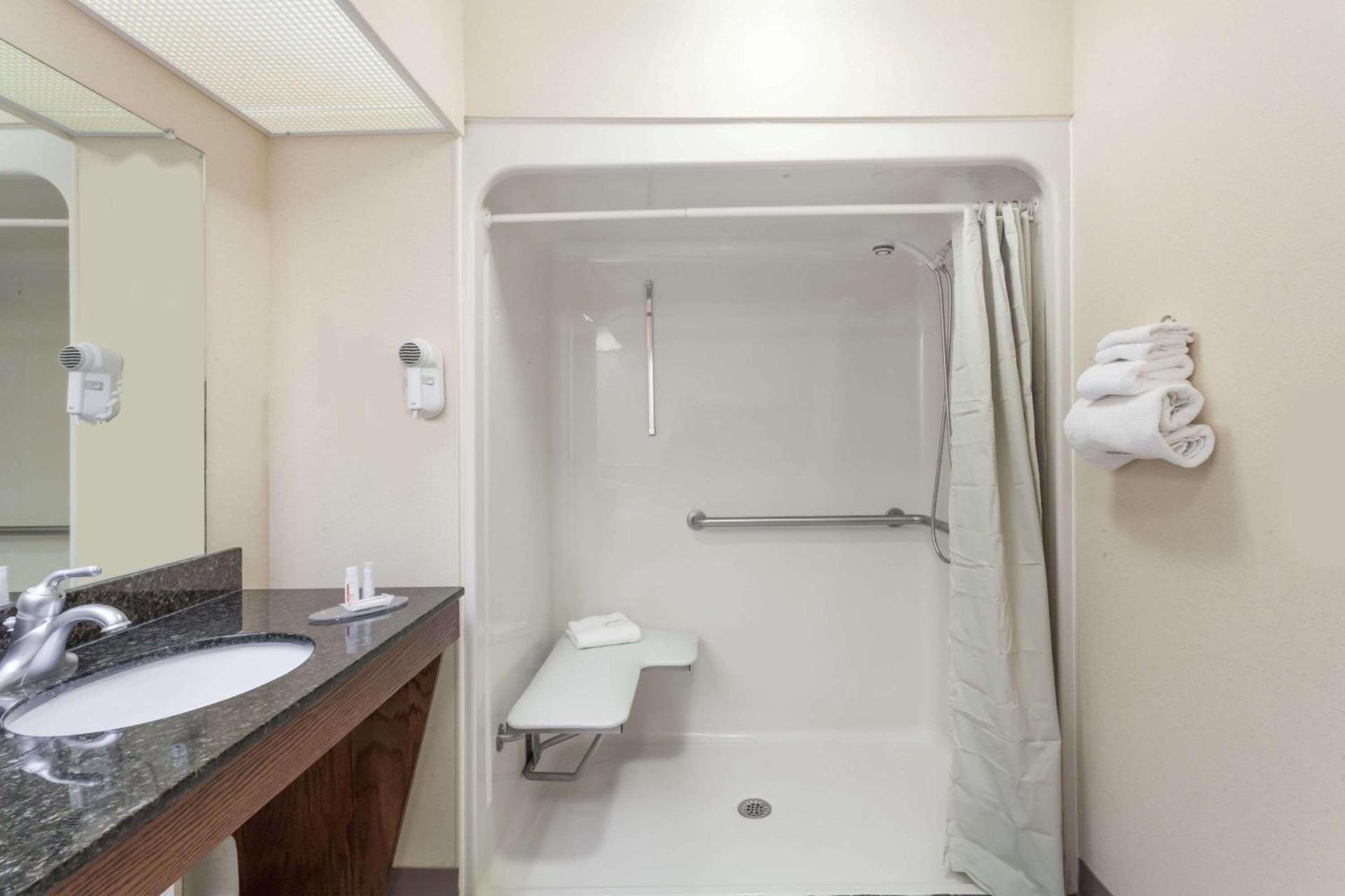 Baymont by Wyndham Hickory photo 16