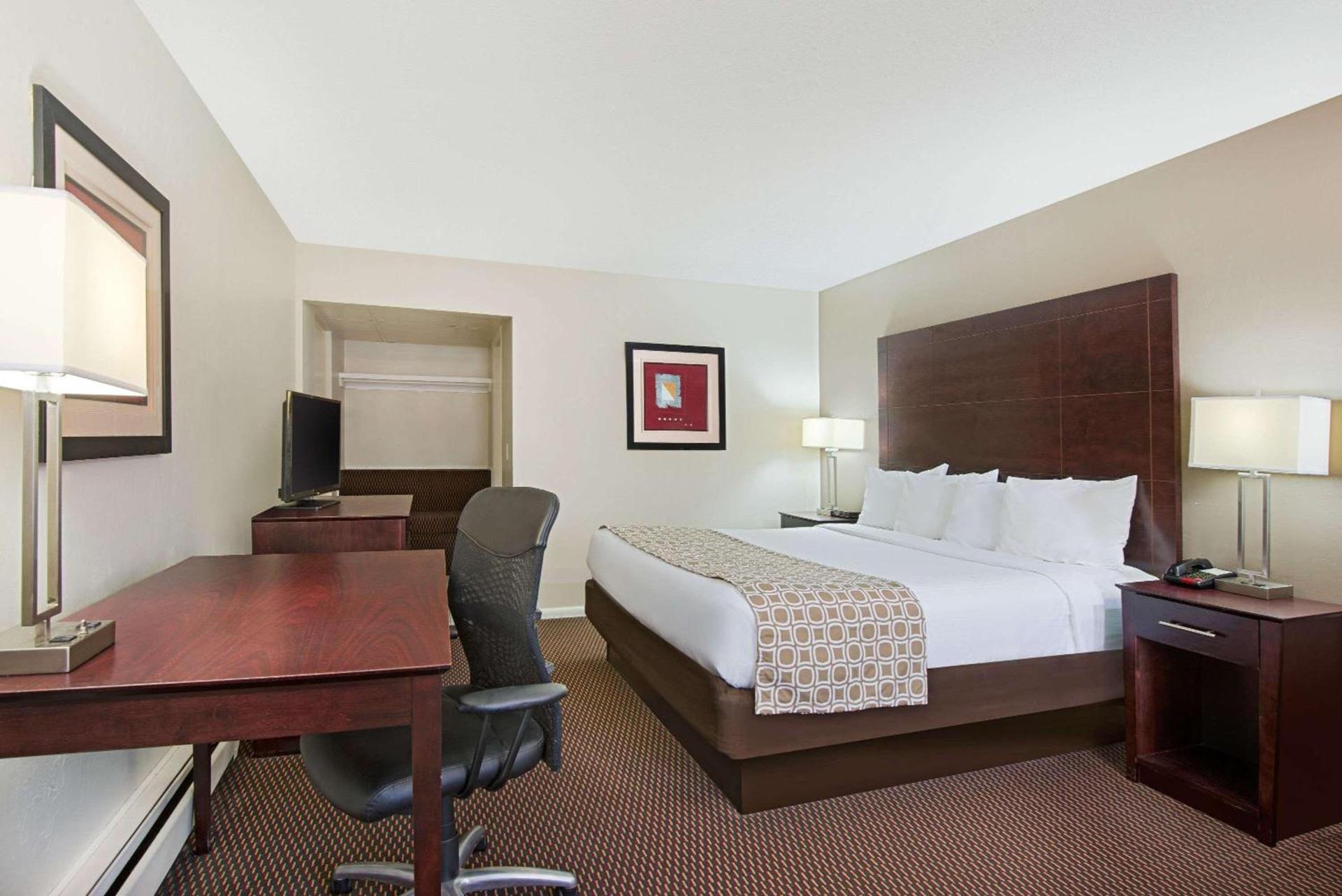 Baymont by Wyndham Sandusky photo 35