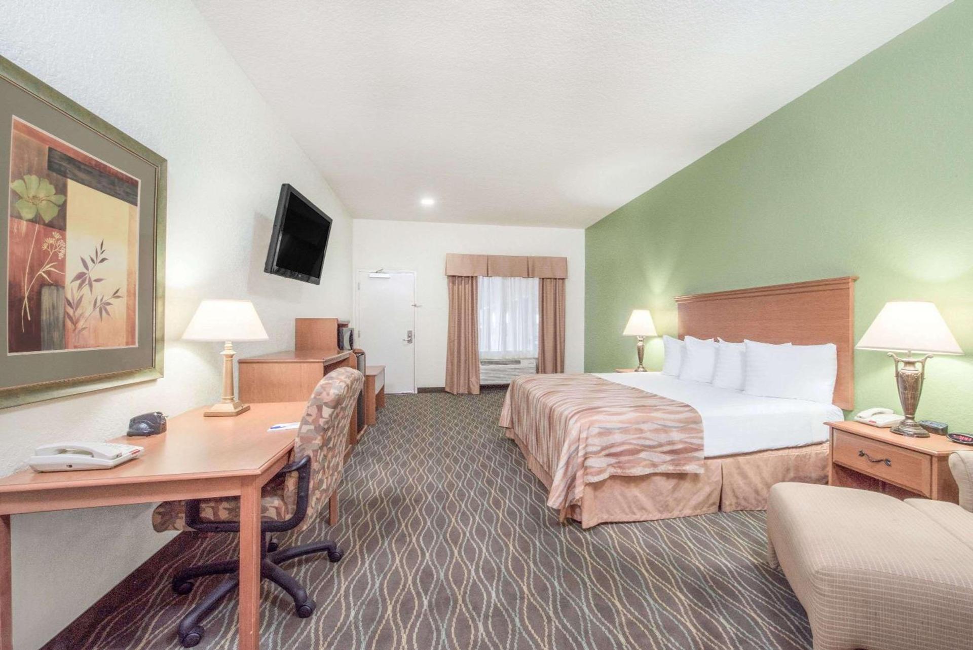 Baymont by Wyndham Pearsall photo 49