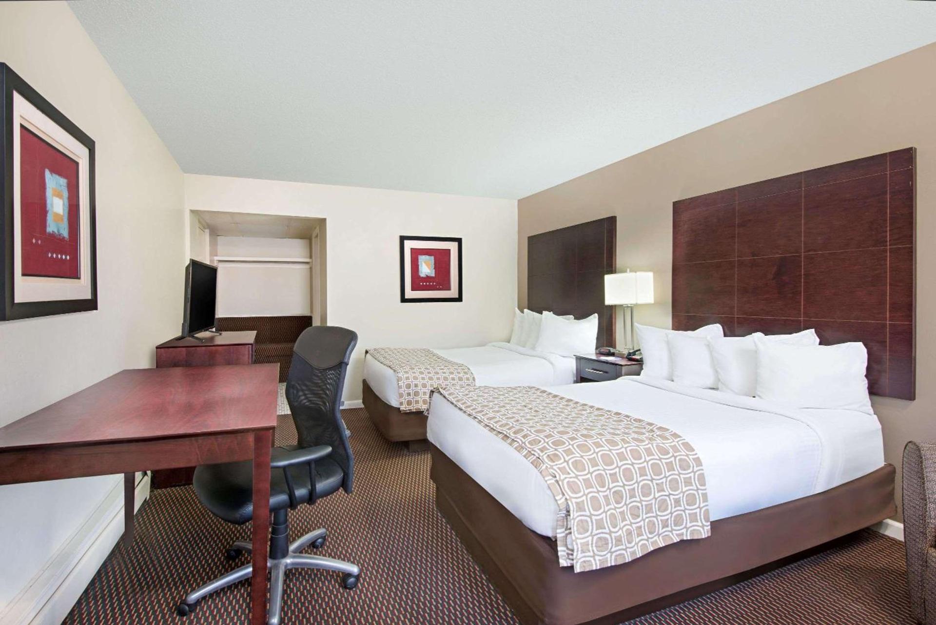 Baymont by Wyndham Sandusky photo 37