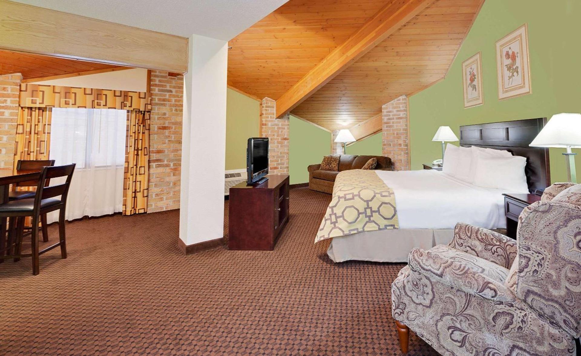 Baymont by Wyndham Battle Creek Downtown photo 26