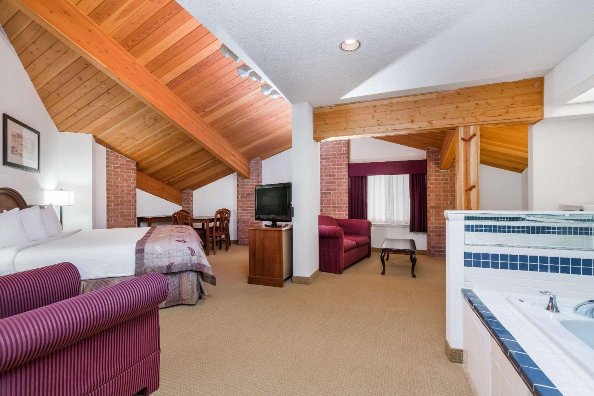 Baymont by Wyndham Marshfield photo 13