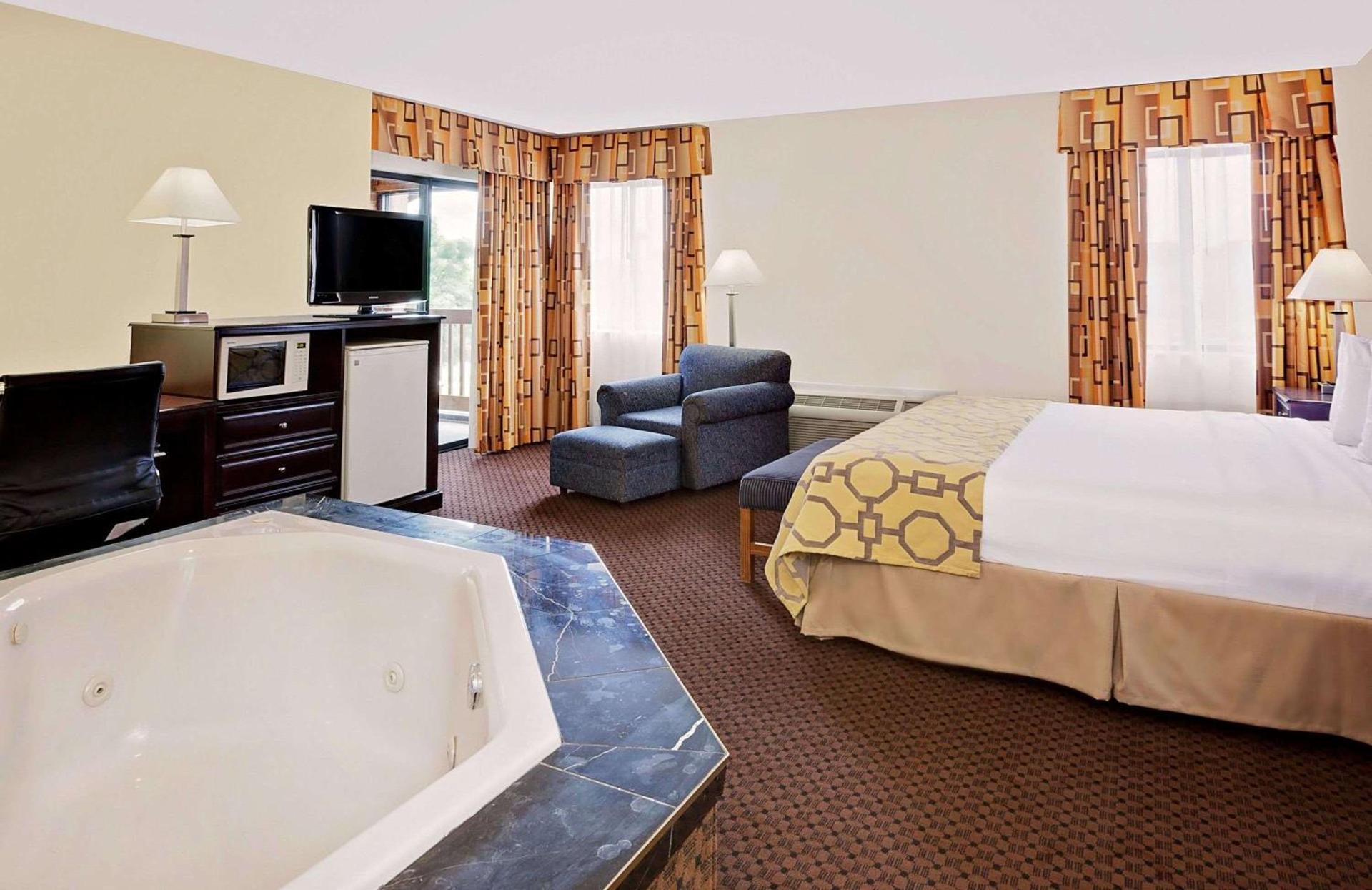 Baymont by Wyndham Battle Creek Downtown photo 27