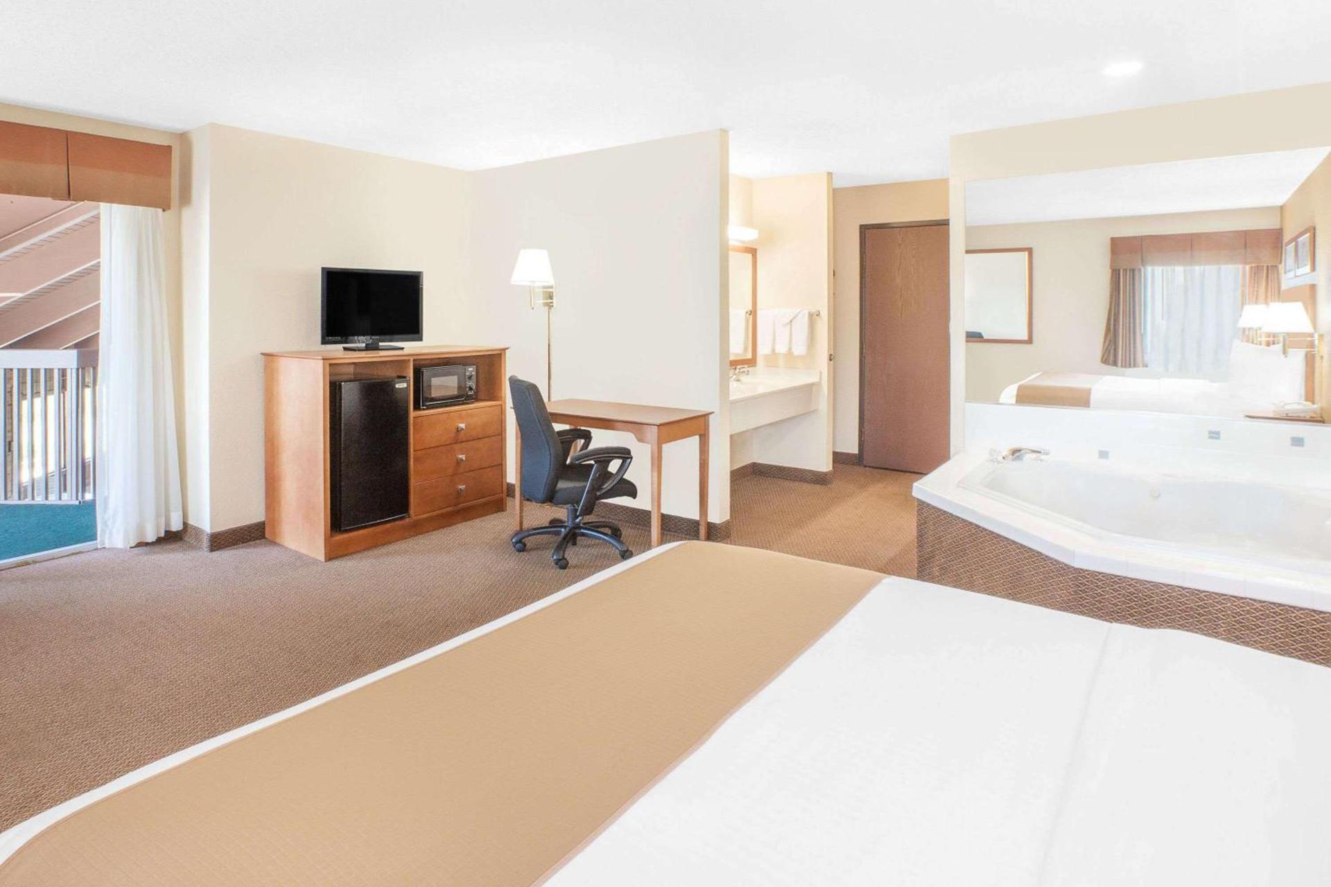 Baymont by Wyndham Port Huron photo 59