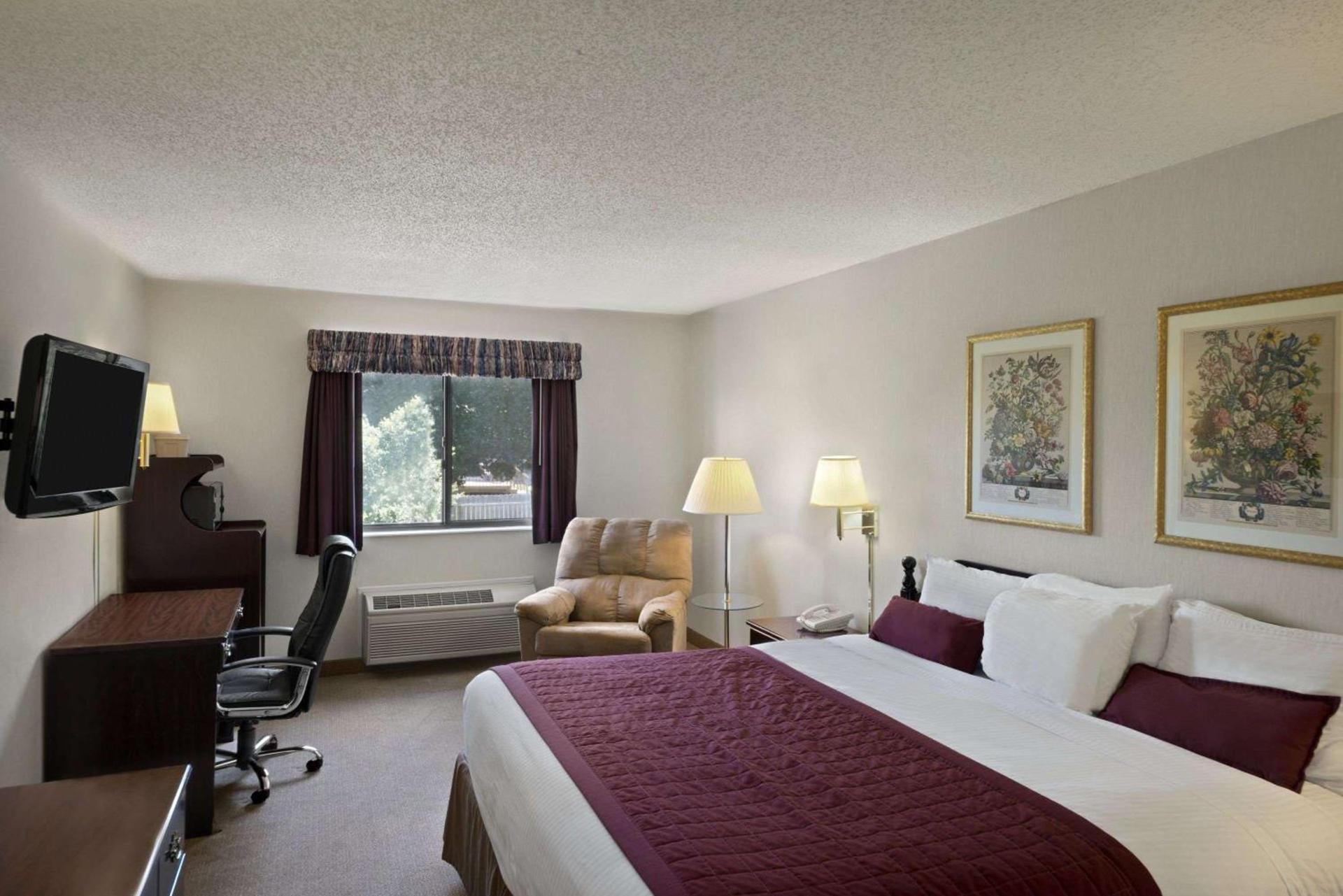 Baymont by Wyndham Whitewater photo 4