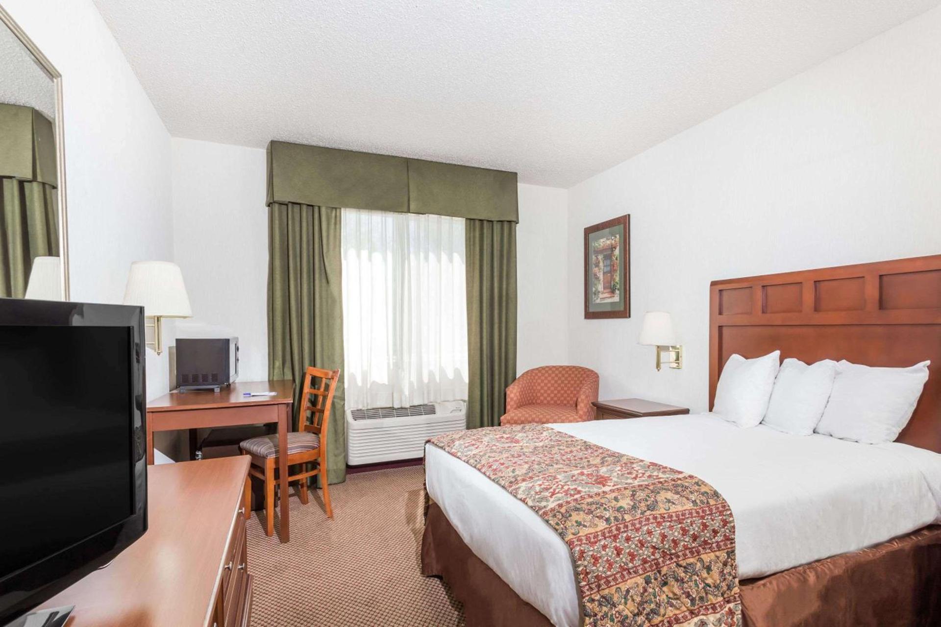 Baymont by Wyndham Yreka photo 11