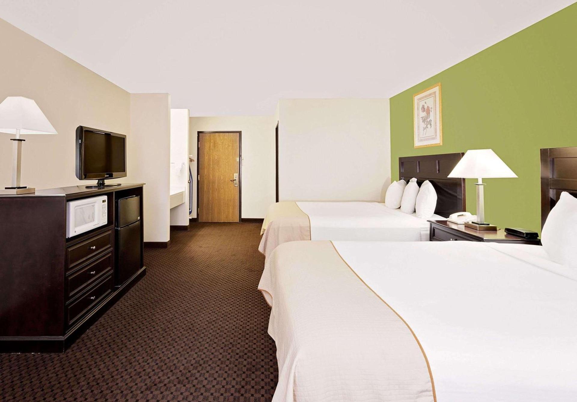 Baymont by Wyndham Battle Creek Downtown photo 30